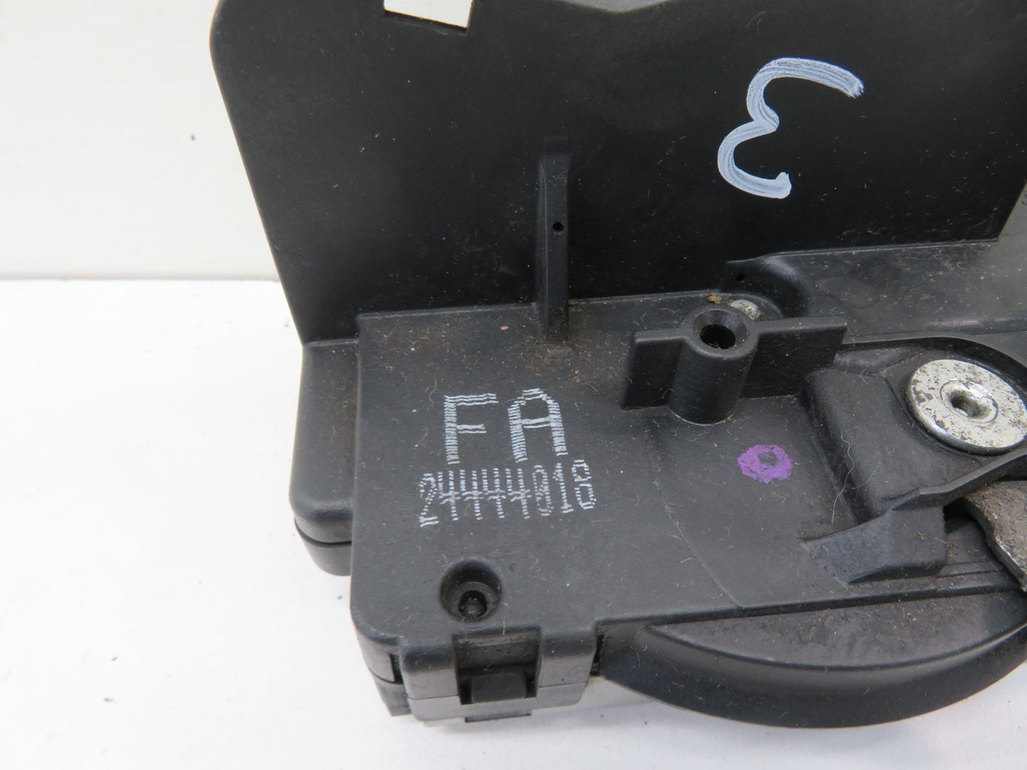 VAUXHALL ZAFIRA A NSF PASSENGER DOOR LOCK CATCH 24444818 1999-2005 1353-3