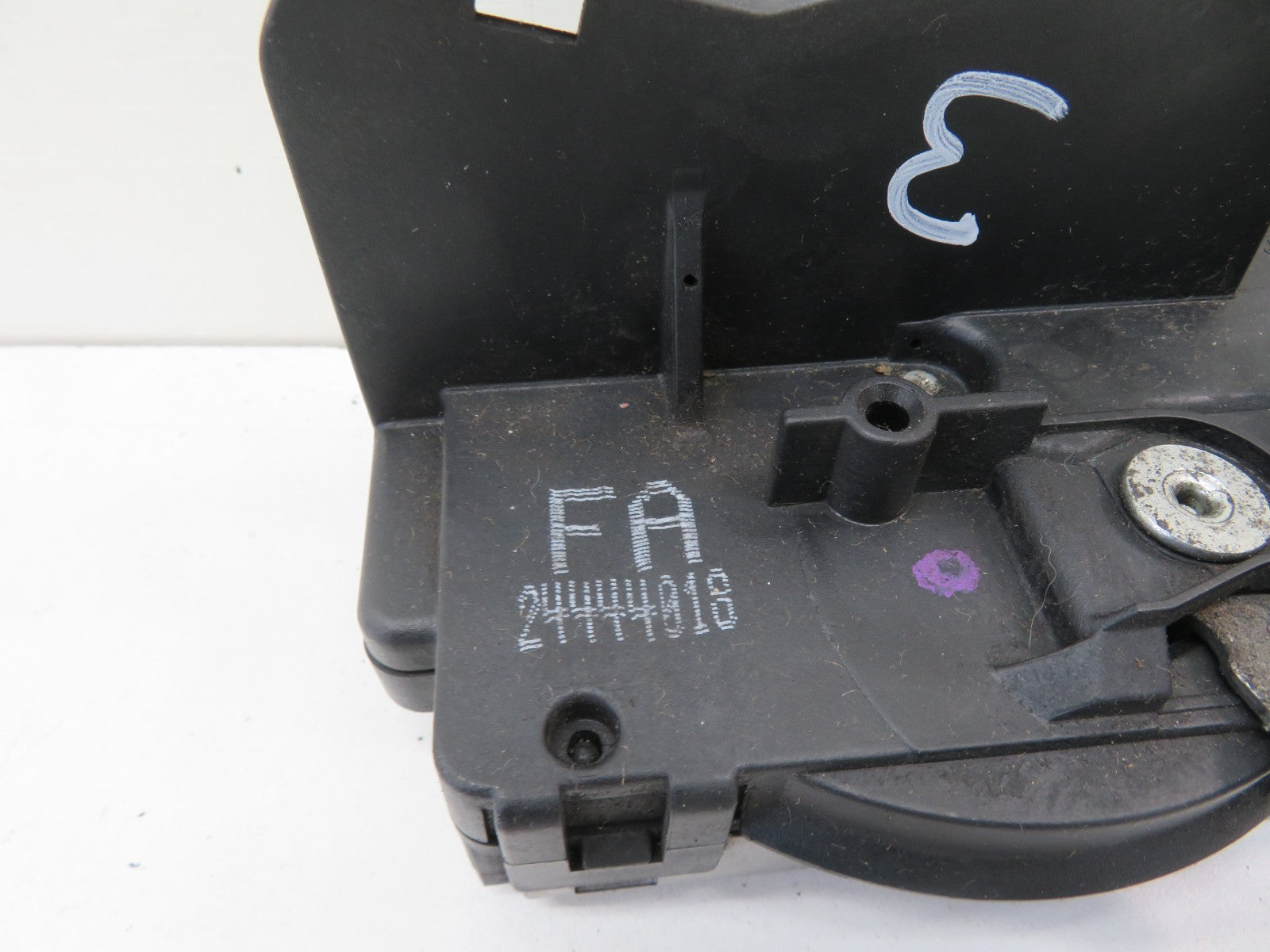 VAUXHALL ZAFIRA A NSF PASSENGER DOOR LOCK CATCH 24444818 1999-2005 1353-3