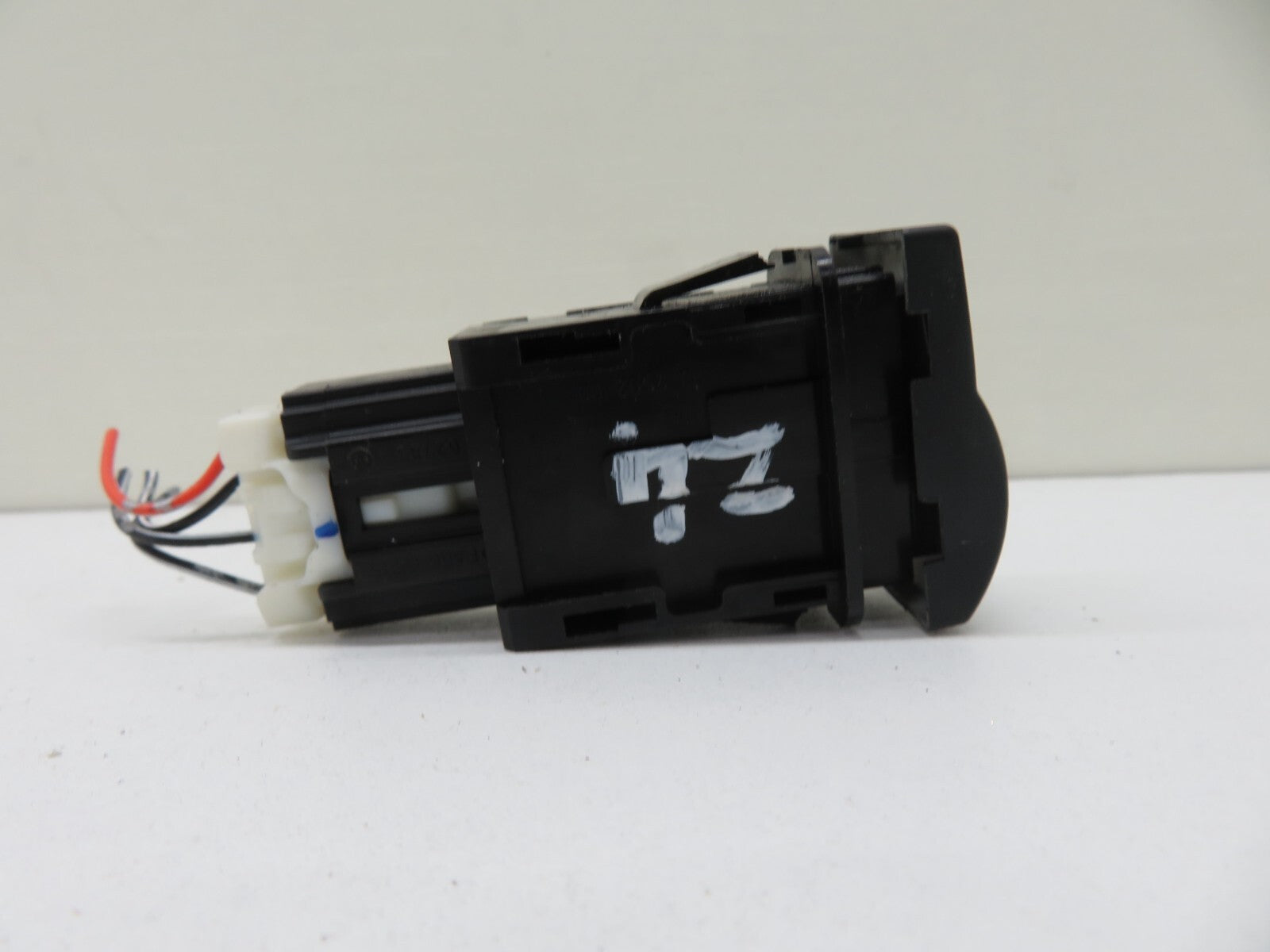 MAZDA CX7 TCS OFF SWITCH EG23664T0 2008-2012 1325-24