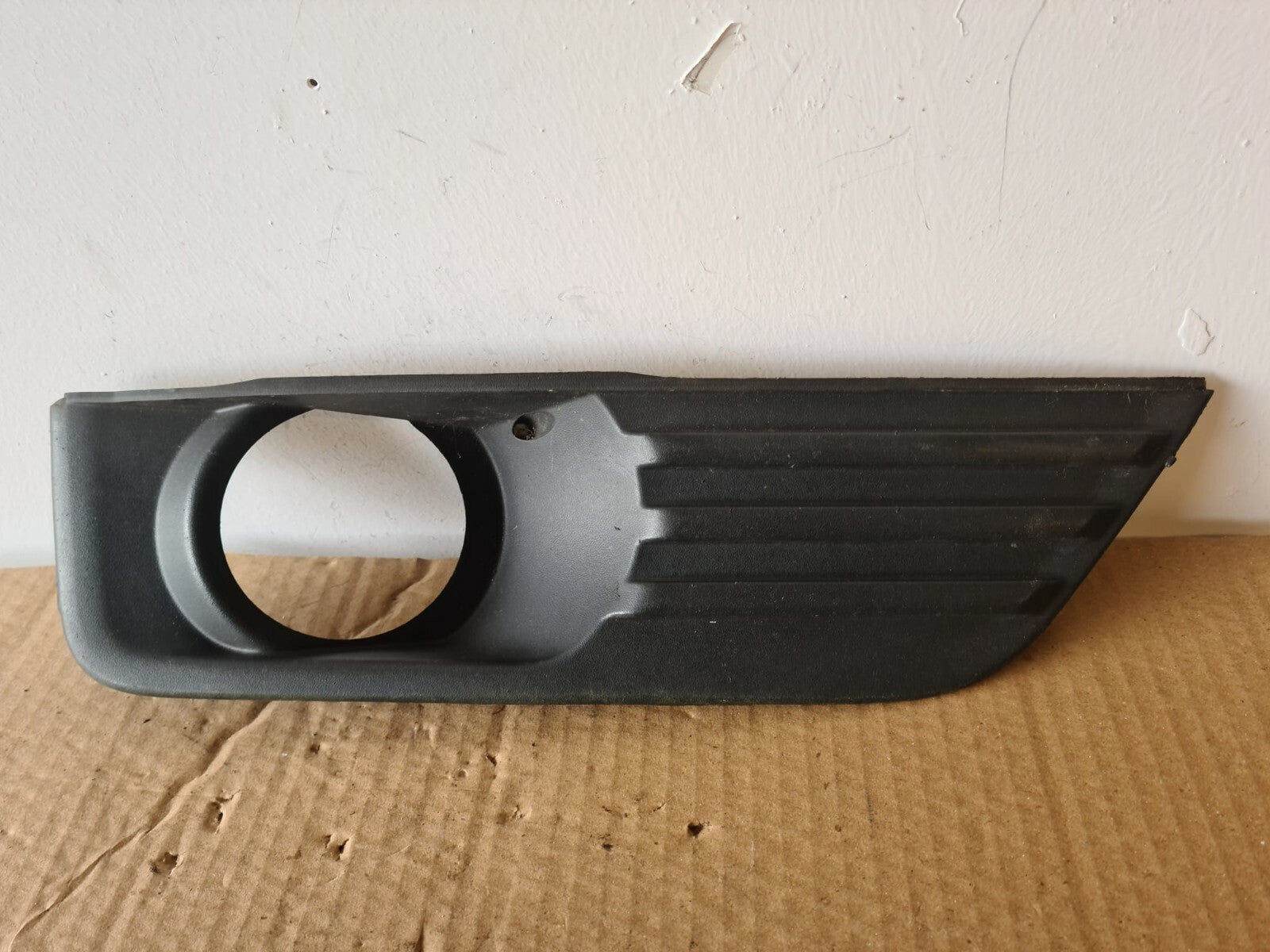FORD FOCUS MK2 OS FRONT FOG LIGHT SURROUND TRIM 2004-2007 A34 NO1