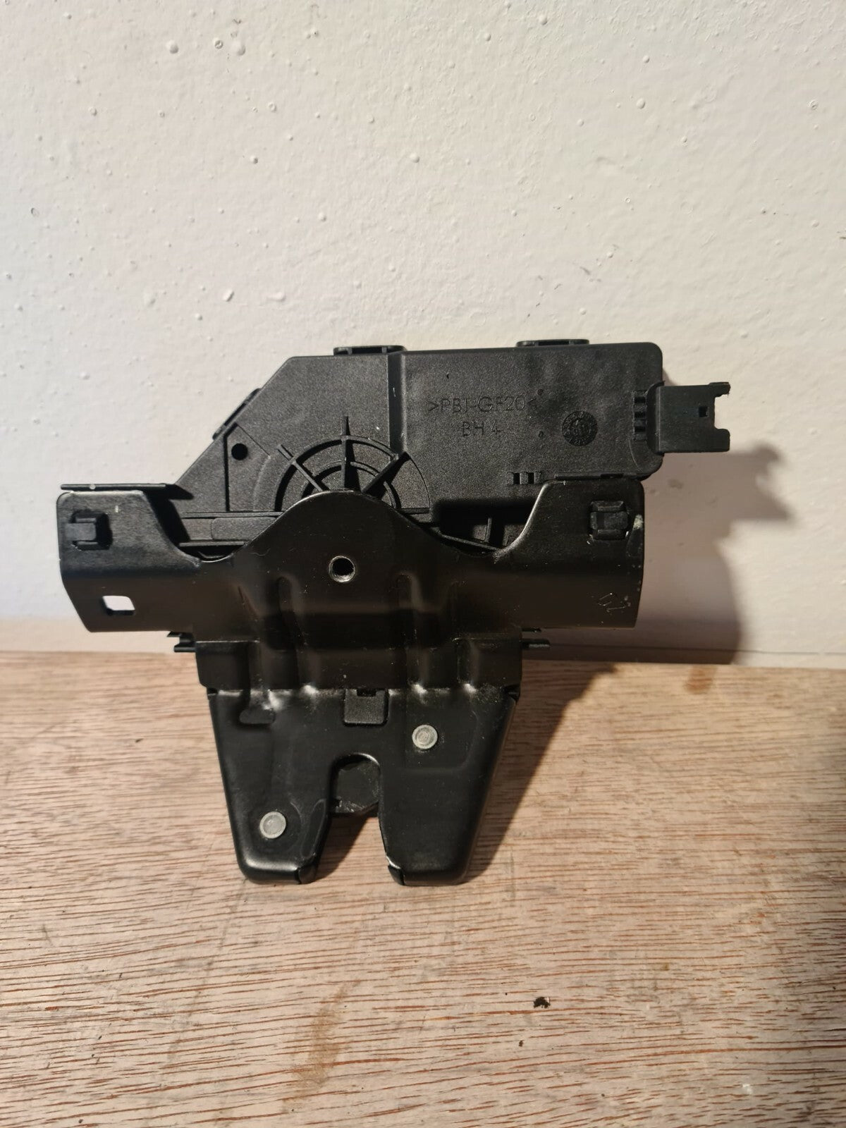 BMW E46 TAILGATE BOOT LOCK CATCH-2