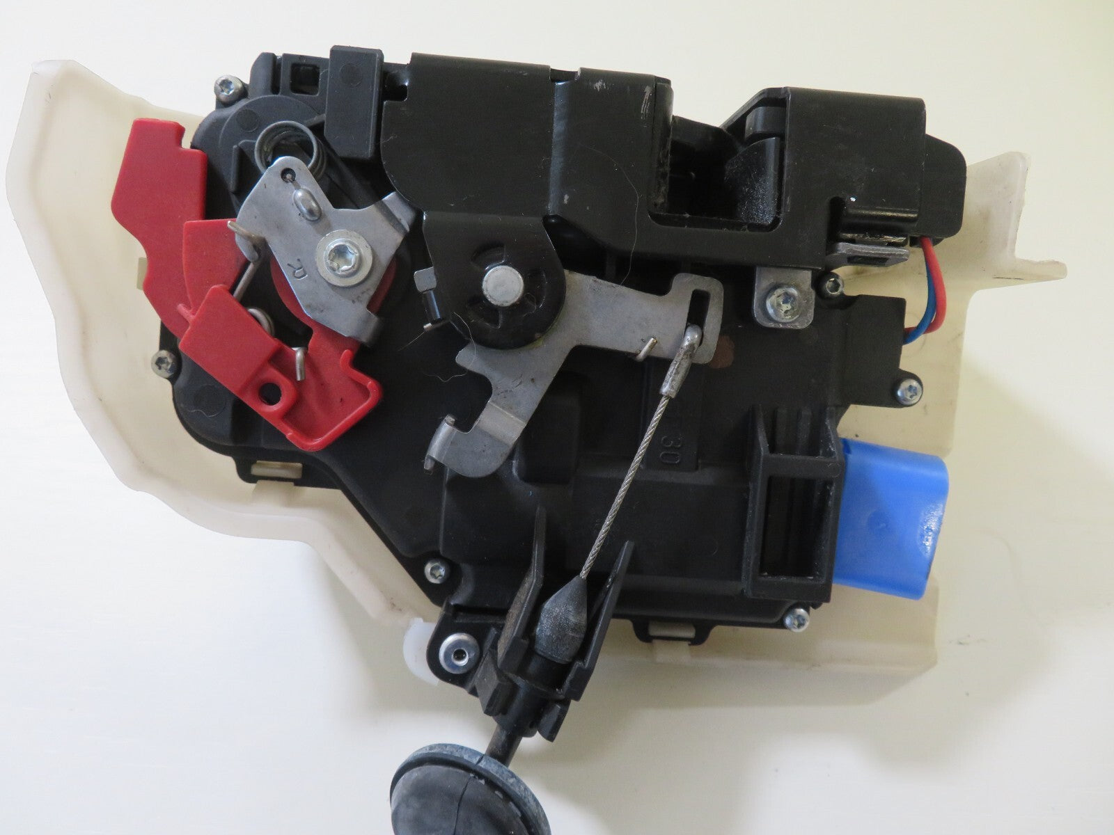 VW TOURAN OSF DRIVER FRONT DOOR LOCK CATCH 2003-2009 1701-3