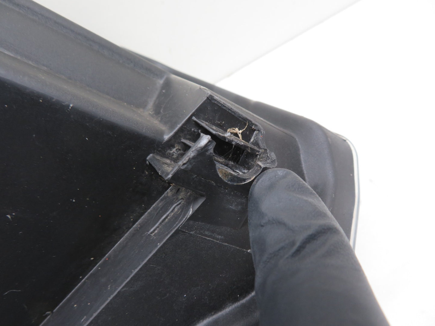 LAND ROVER FREELANDER 1 PASSENGER HEADLIGHT (BOTTOM BRACKETS BROKEN) 2004-2006