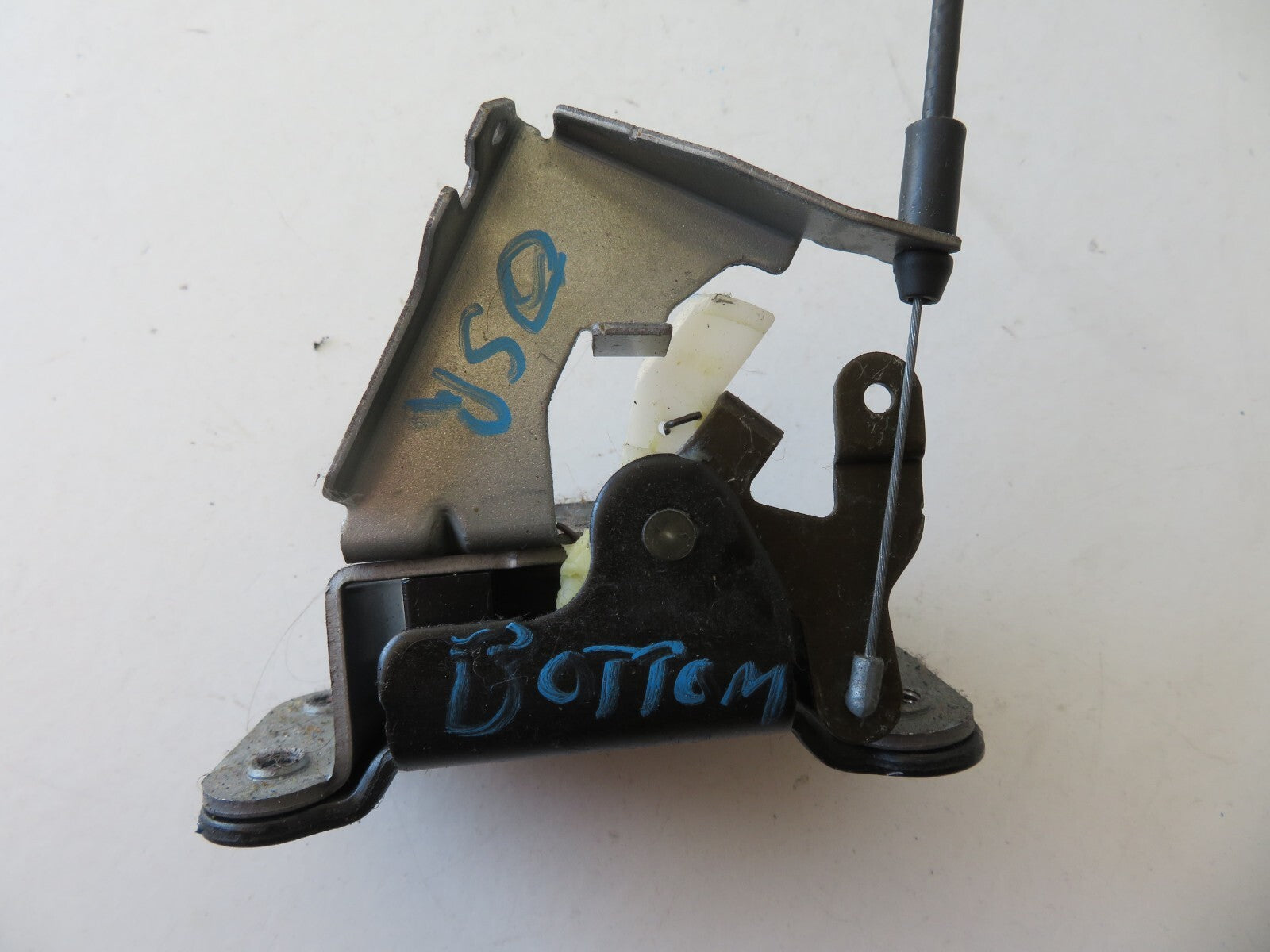 MAZDA RX8 OS DRIVER REAR BOTTOM DOOR LOCK CATCH 2003-2008 AMS1403 SA