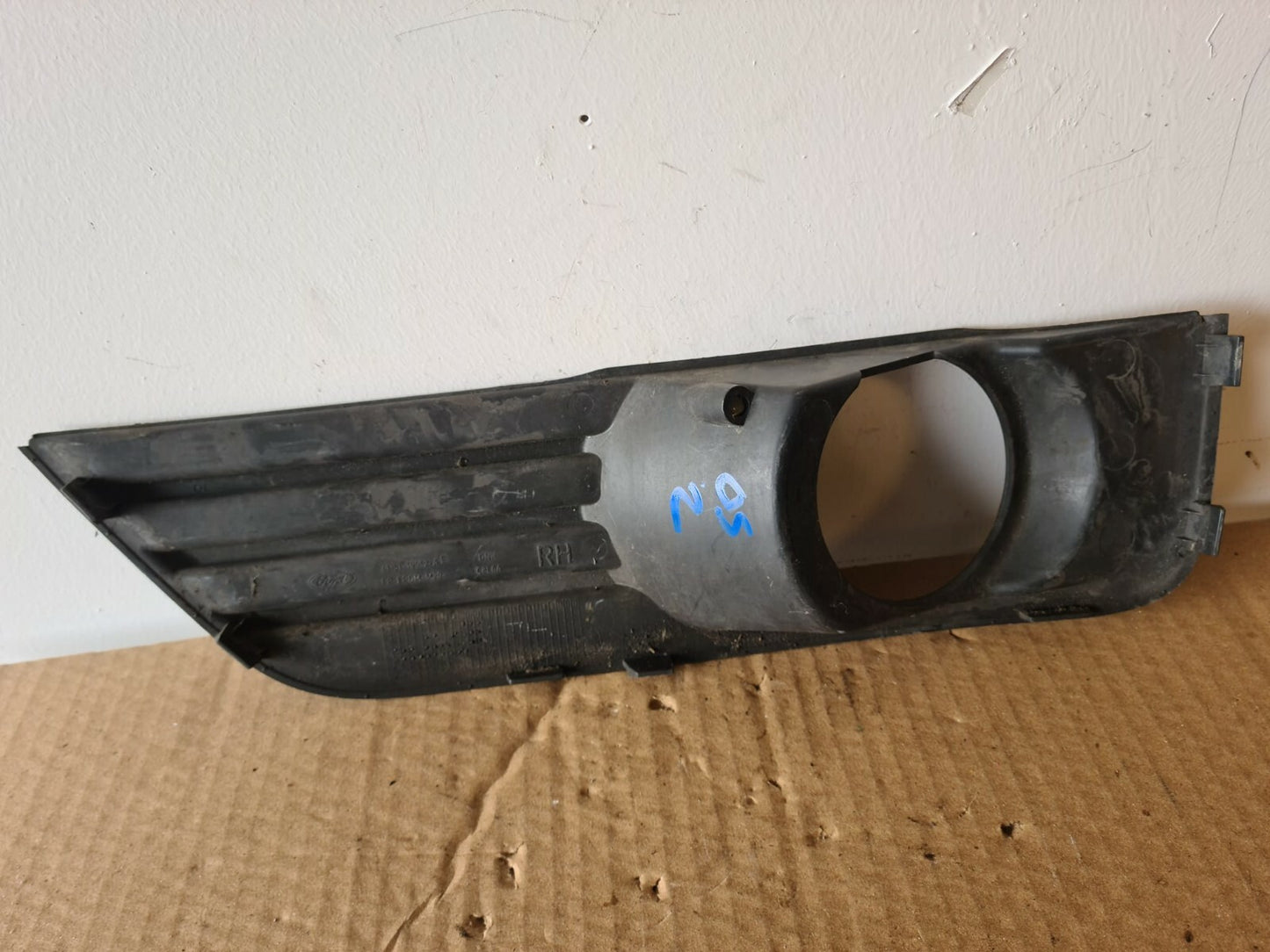 FORD FOCUS MK2 OS FRONT FOG LIGHT SURROUND TRIM 2004-2007 A34 NO2