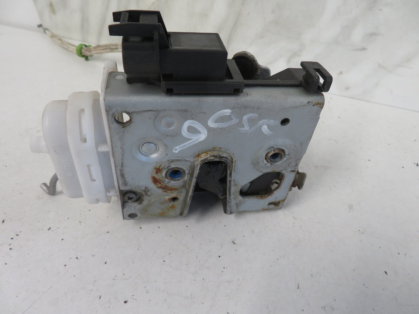 AUDI A8 D2 OSF DOOR LOCK CATCH 8D2837015F 1998-2002 1636-9