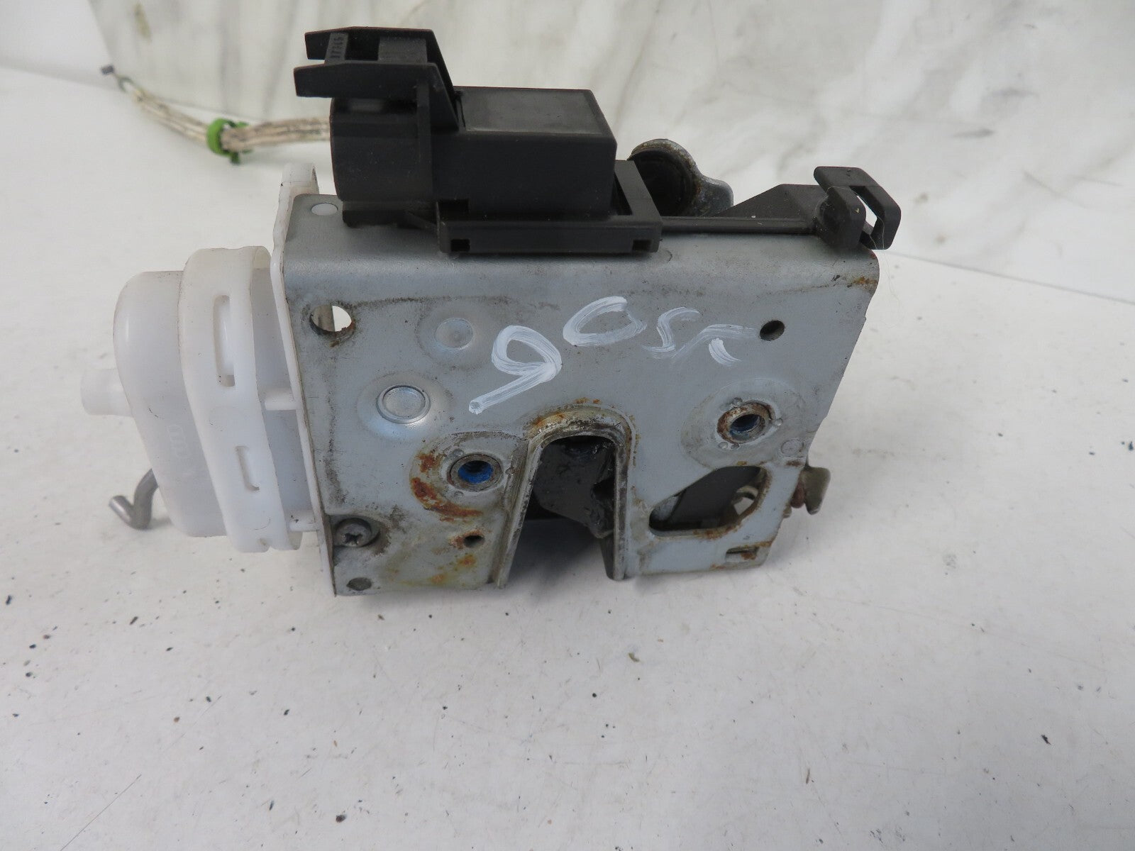 AUDI A8 D2 OSF DOOR LOCK CATCH 8D2837015F 1998-2002 1636-9