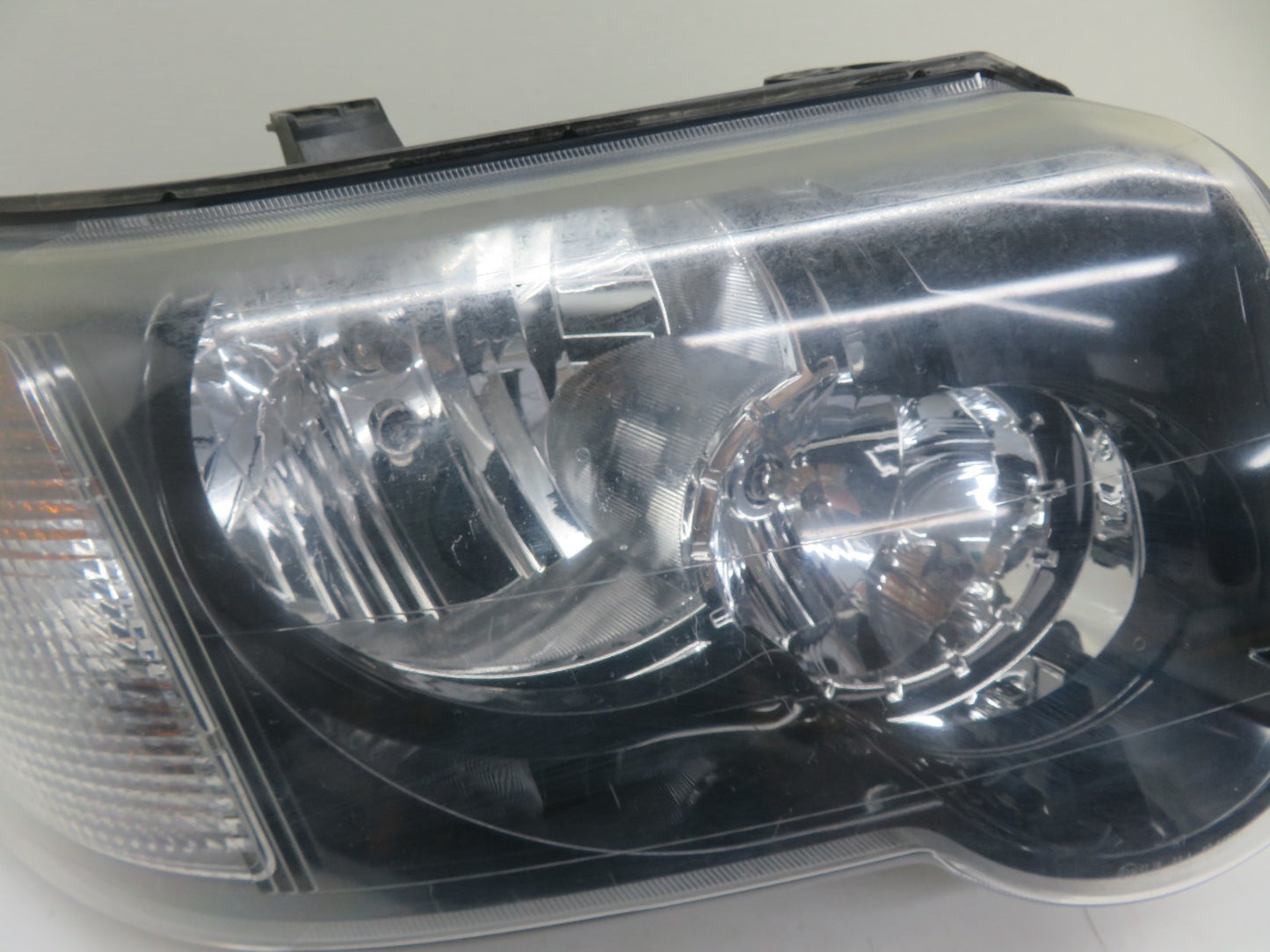 LAND ROVER FREELANDER 1 OS DRIVER HEADLIGHT (BOTTOM BRACKETS BROKEN) 2004-2006