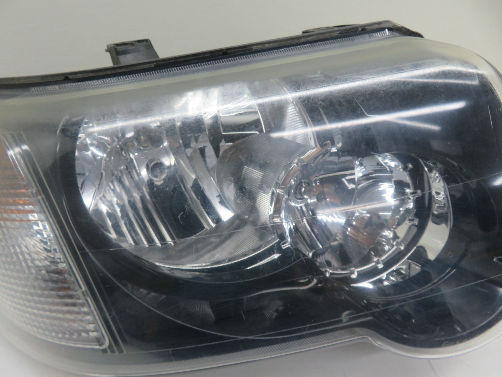 LAND ROVER FREELANDER 1 OS DRIVER HEADLIGHT (BOTTOM BRACKETS BROKEN) 2004-2006