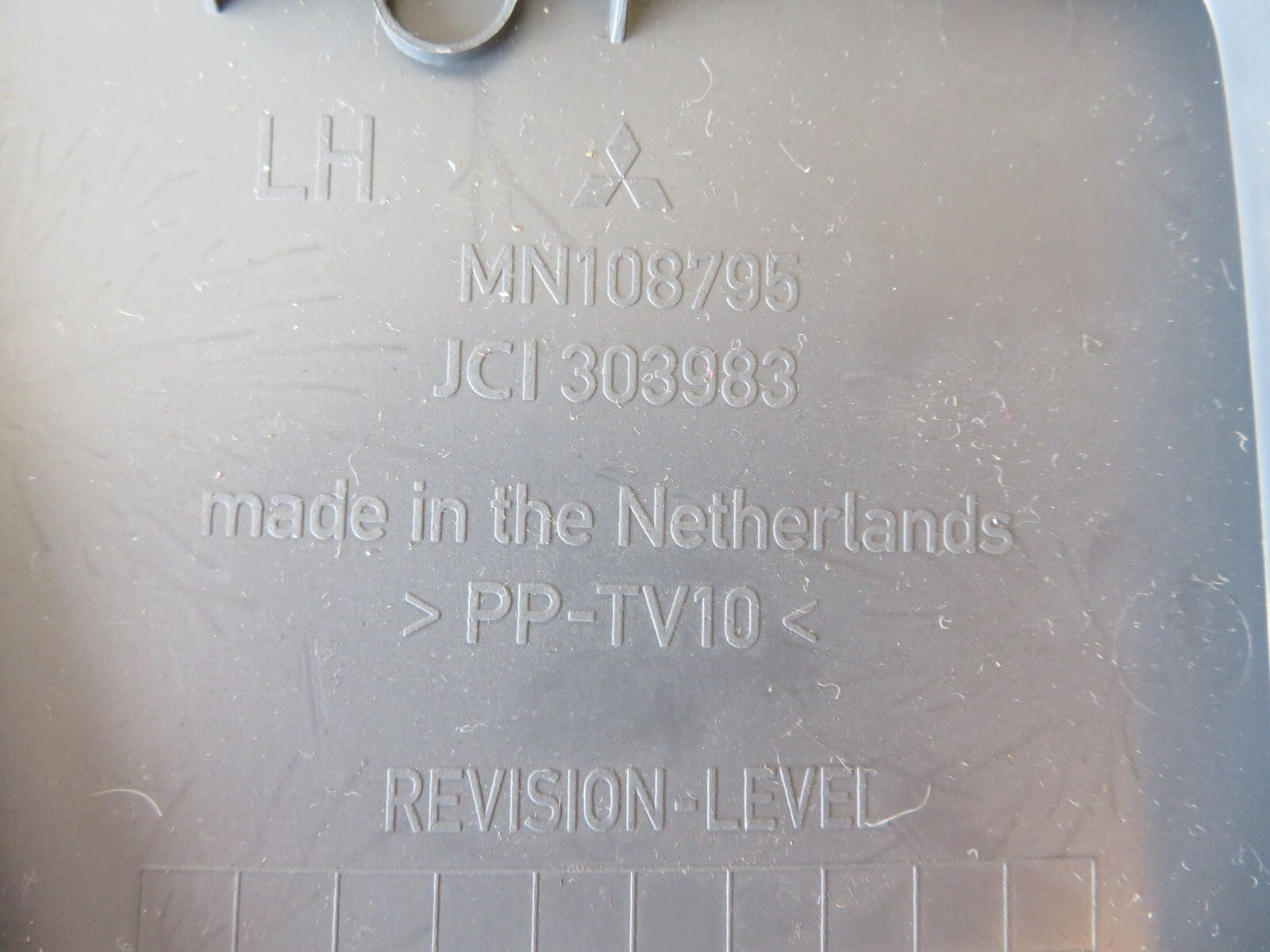 MITSUBISHI COLT CZ1 REAR LIGHT ACCESS COVER LH MN108795 04-08 AMS1652