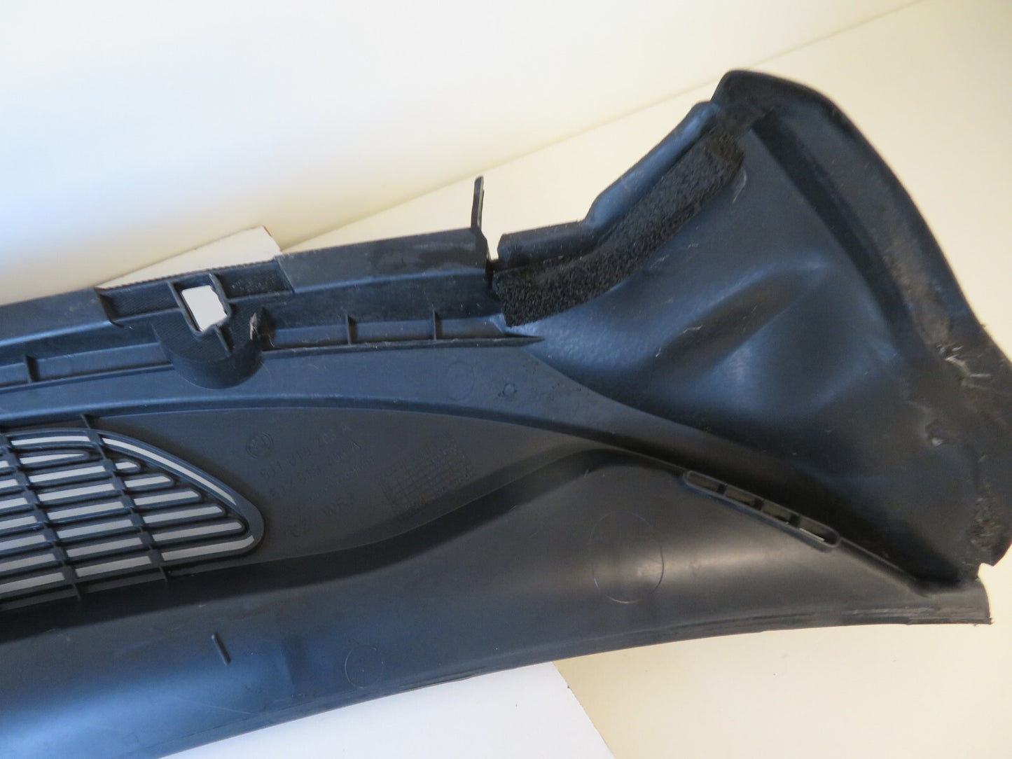 SKODA FABIA MK2 WINDSCREEN SCUTTLE PANEL TRIM WITH WASHER JETS 2007-2015