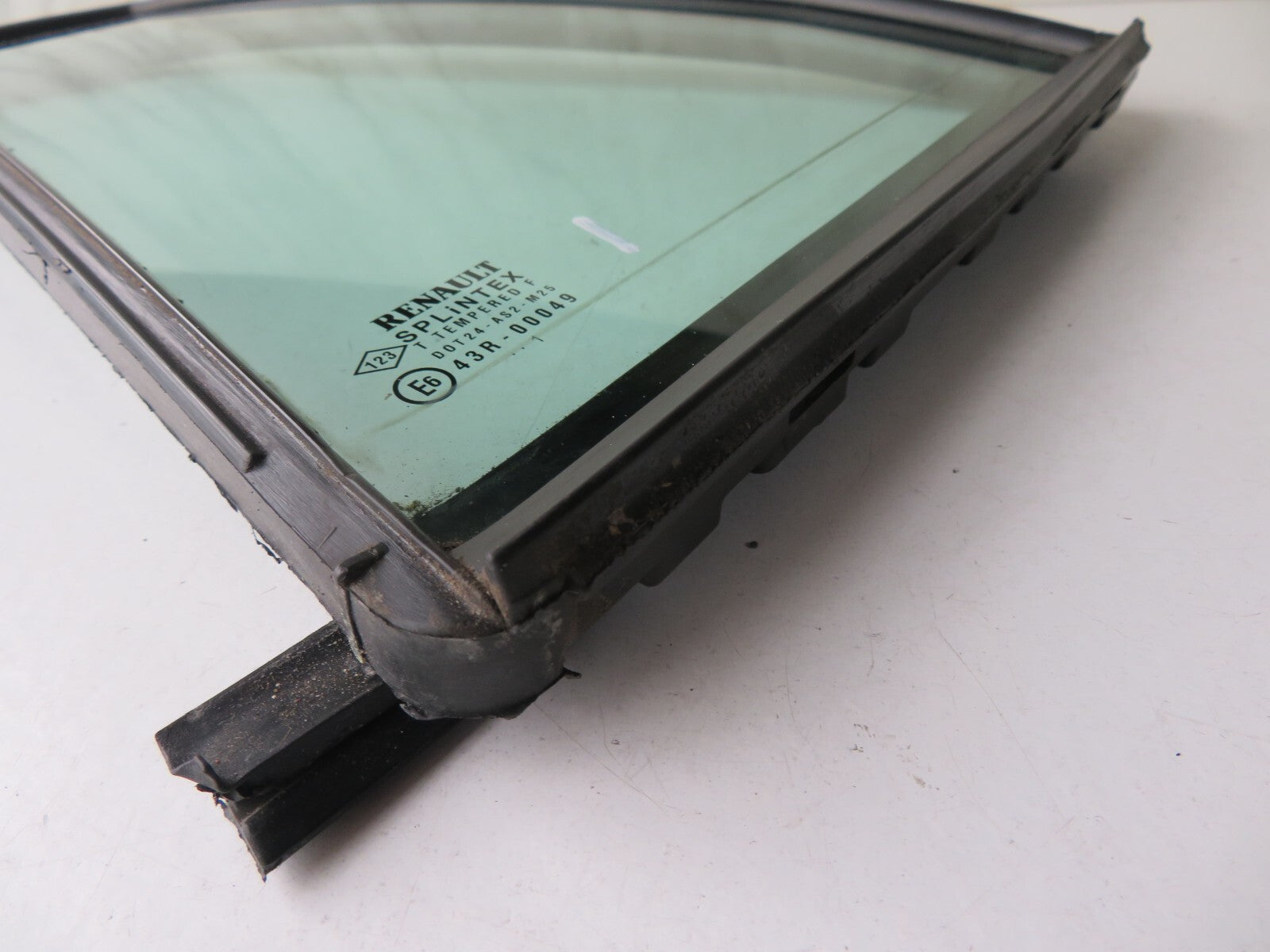 RENAULT LAGUNA ESTATE NSR QUARTER GLASS 2001-2005 A1504-1