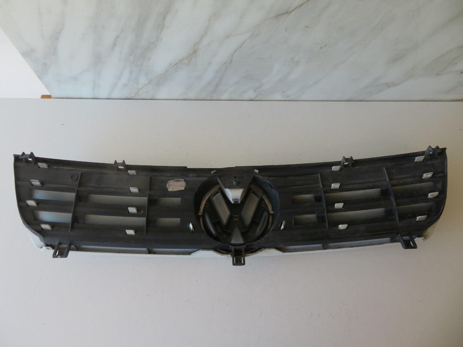 VOLKSWAGEN VW POLO FRONT GRILL BADGE 6N0853651J 1999-2003