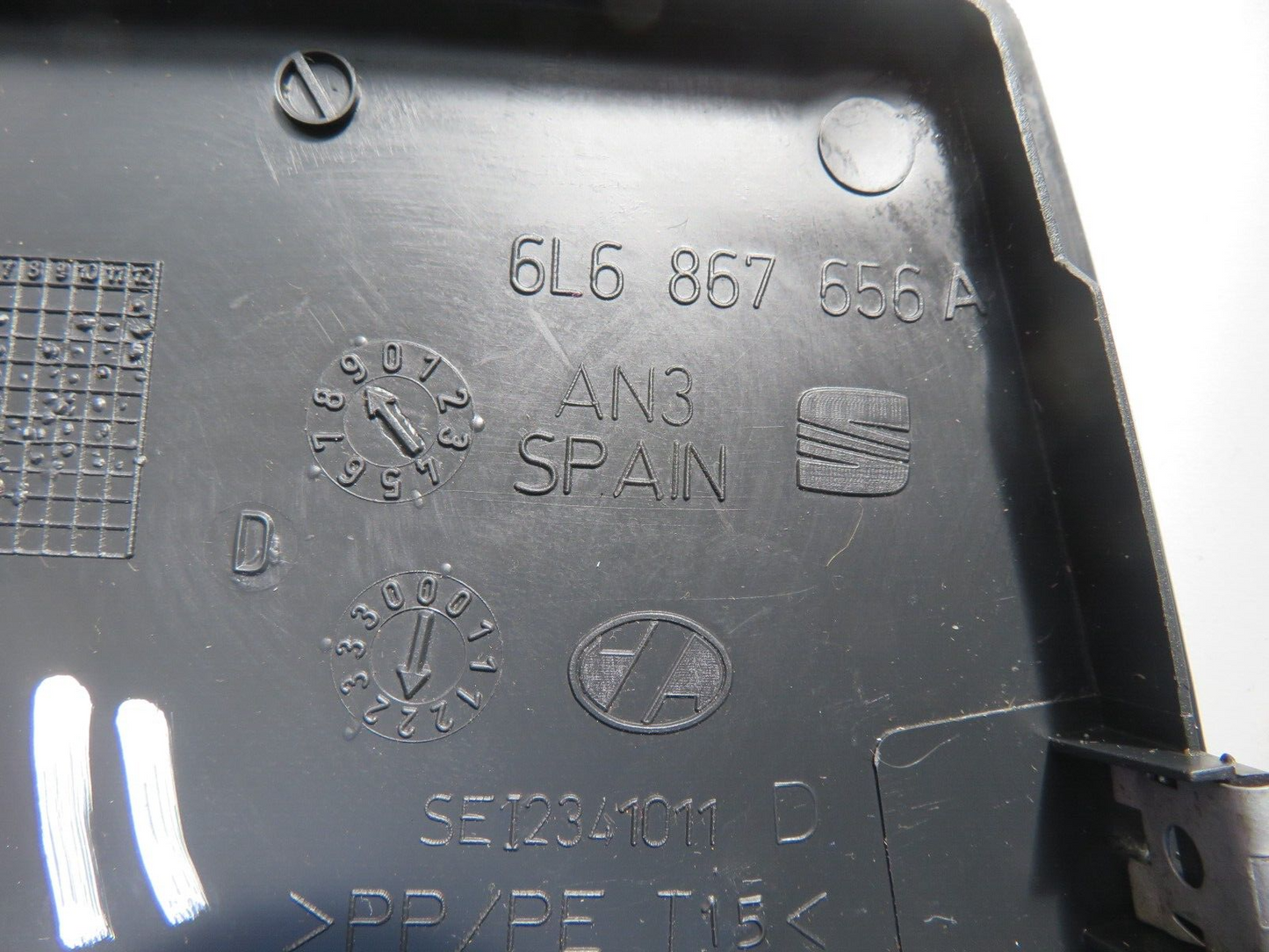 SEAT IBIZA MK3 6L REAR LIGHT ACCESS COVER TRIM RH 6L6867656A 2002-2008 2018-11