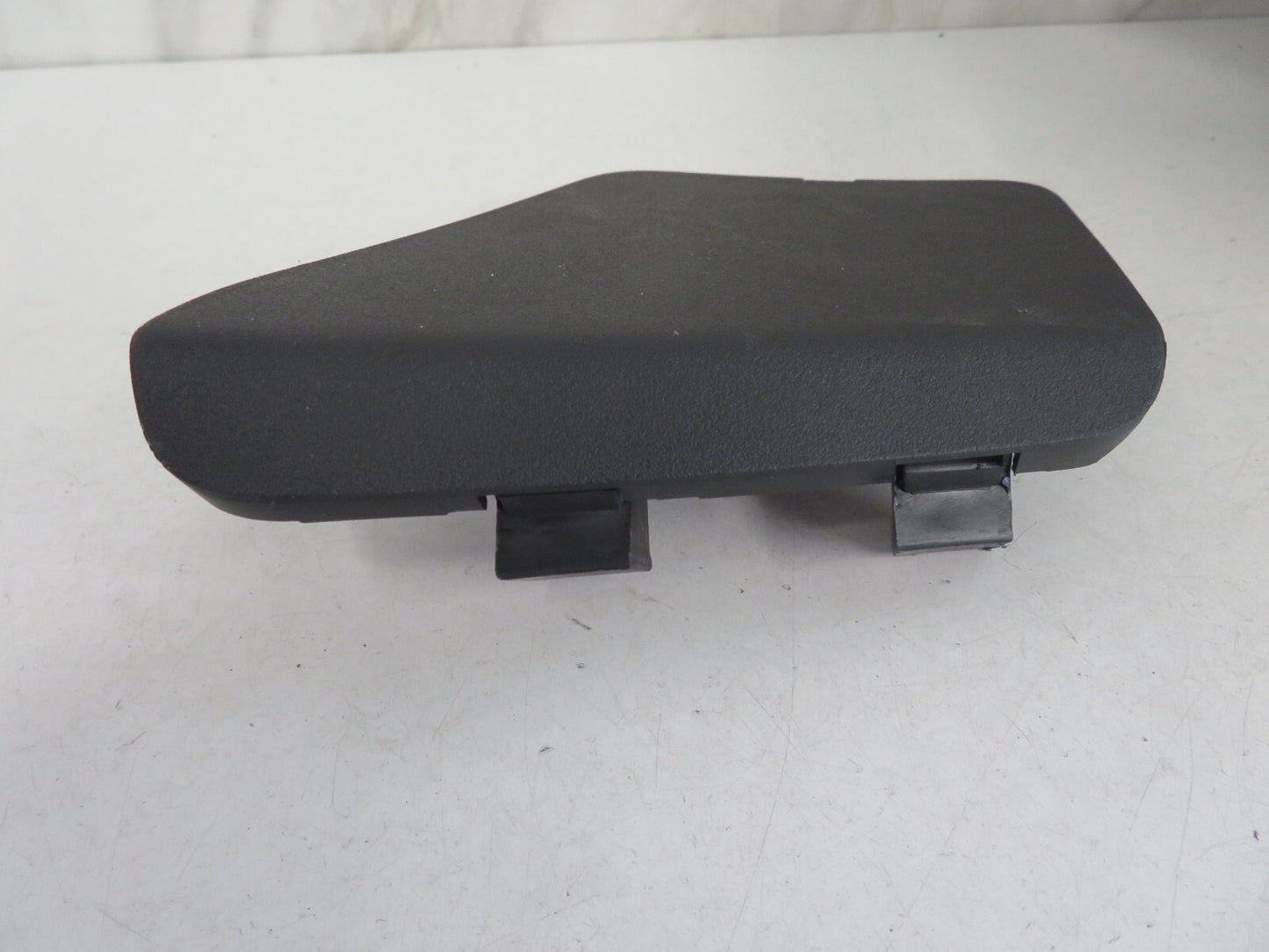 PEUGEOT 4007 OS REAR LIGHT ACCESS COVER TRIM 7224A068 2007-2012 A1315-6