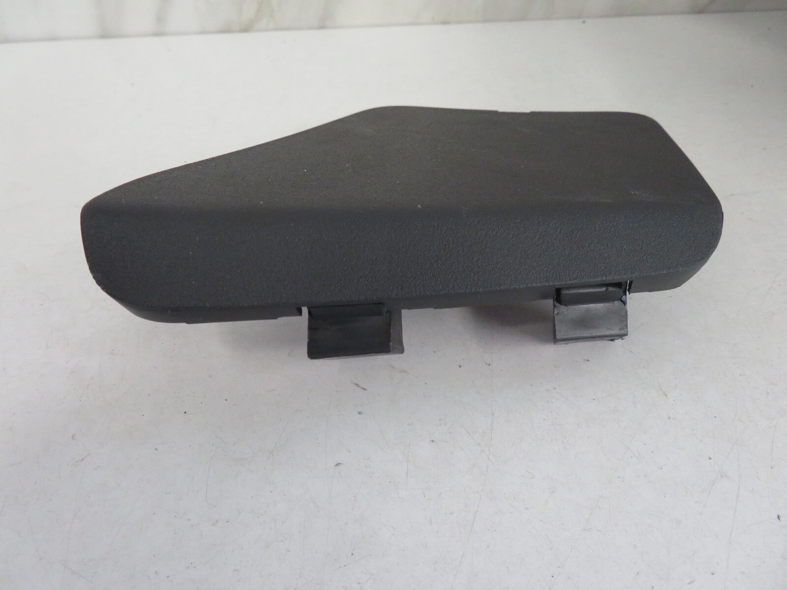 PEUGEOT 4007 OS REAR LIGHT ACCESS COVER TRIM 7224A068 2007-2012 A1315-6