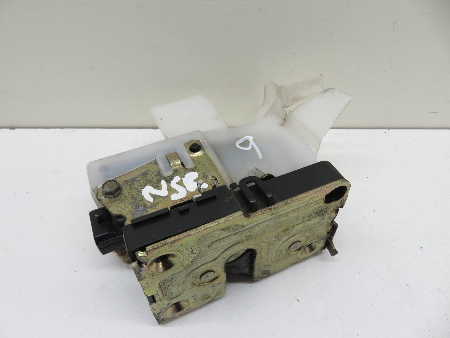 RENAULT ESPACE MK3 NSR LEFT REAR DOOR LOCK CATCH 1996-2002 1508-9