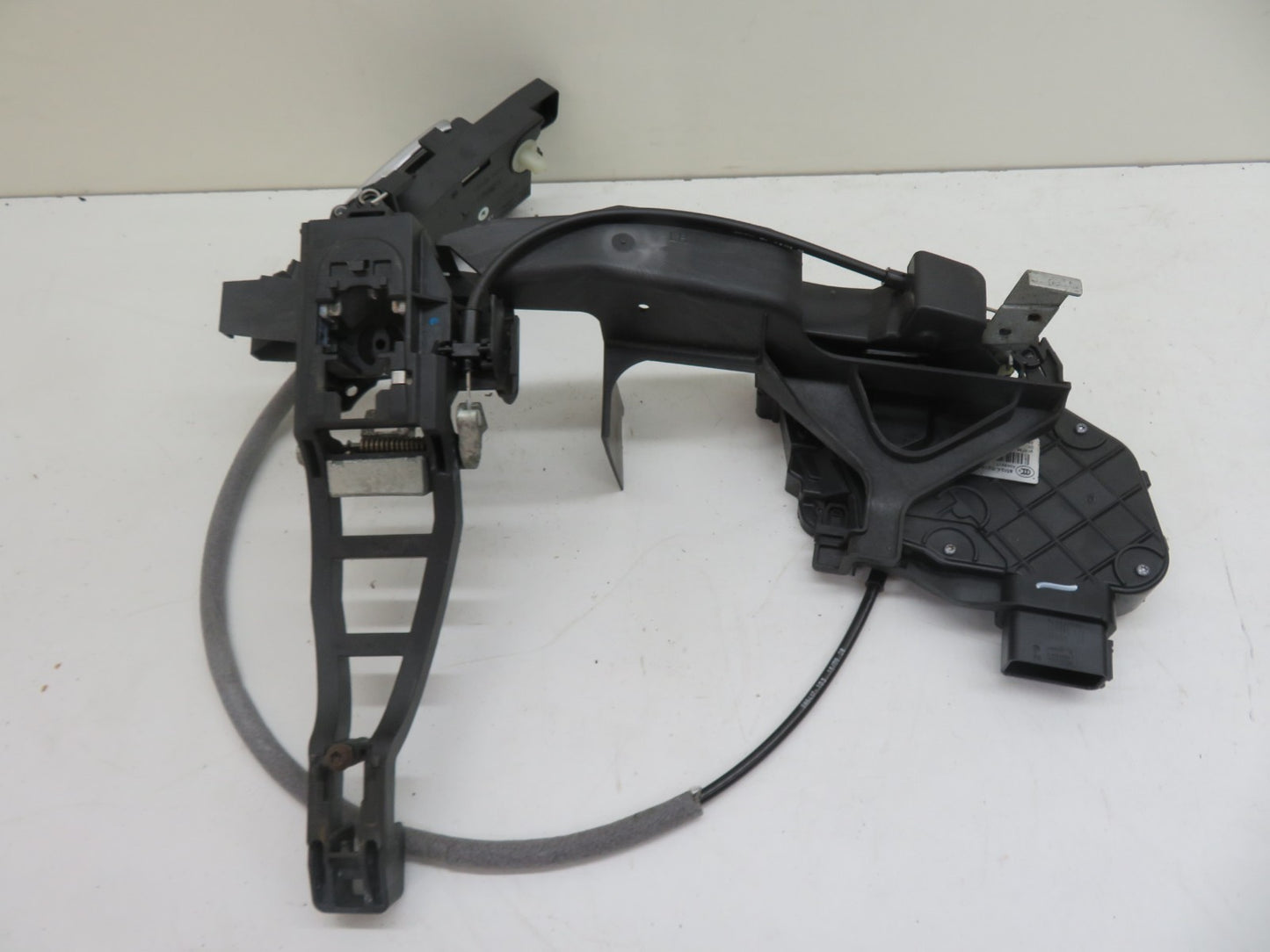 FORD S MAX NSF PASSENGER DOOR LOCK CATCH 8M2A-R21813-CA 2006-2014 1302-1