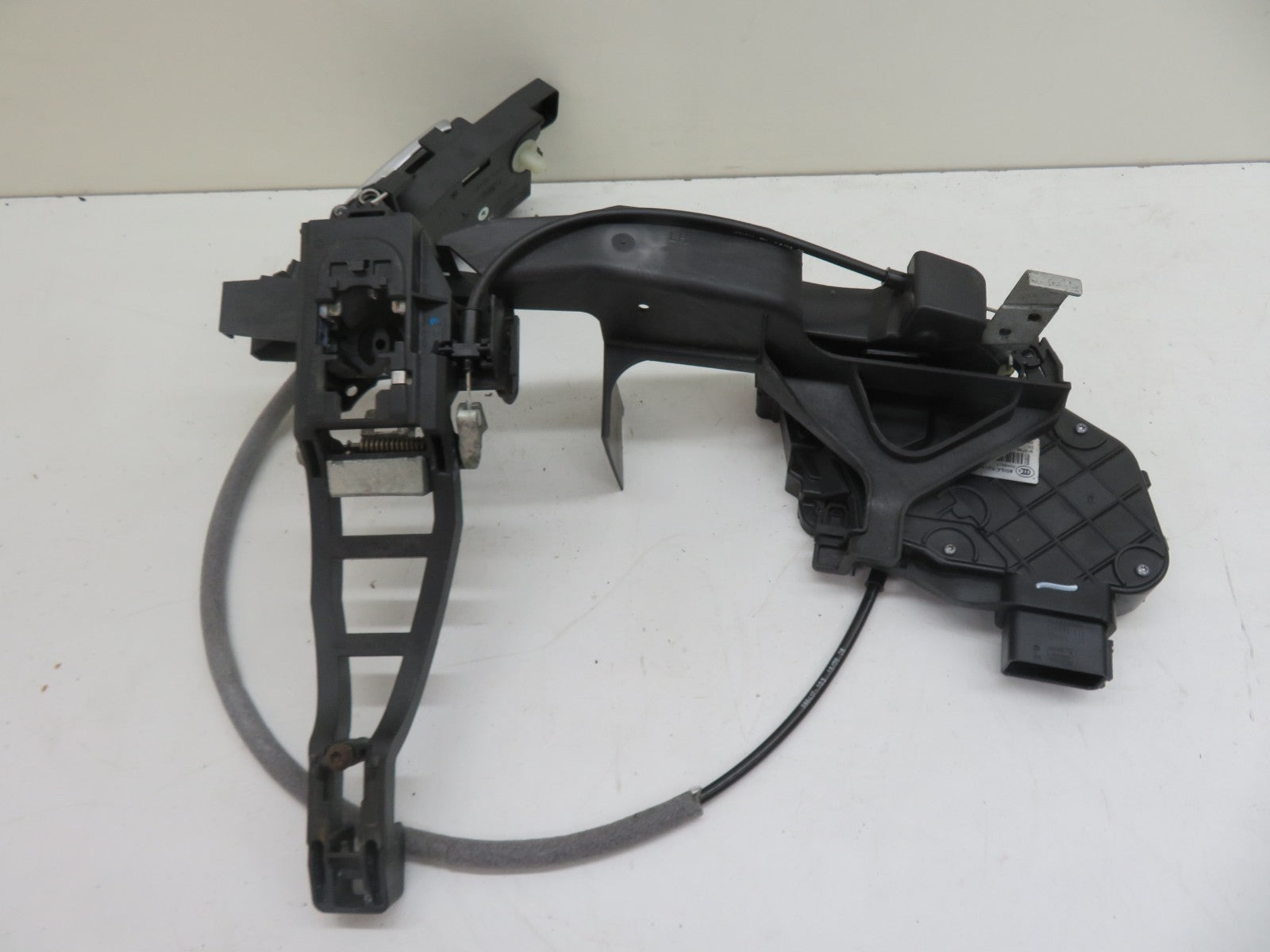 FORD S MAX NSF PASSENGER DOOR LOCK CATCH 8M2A-R21813-CA 2006-2014 1302-1