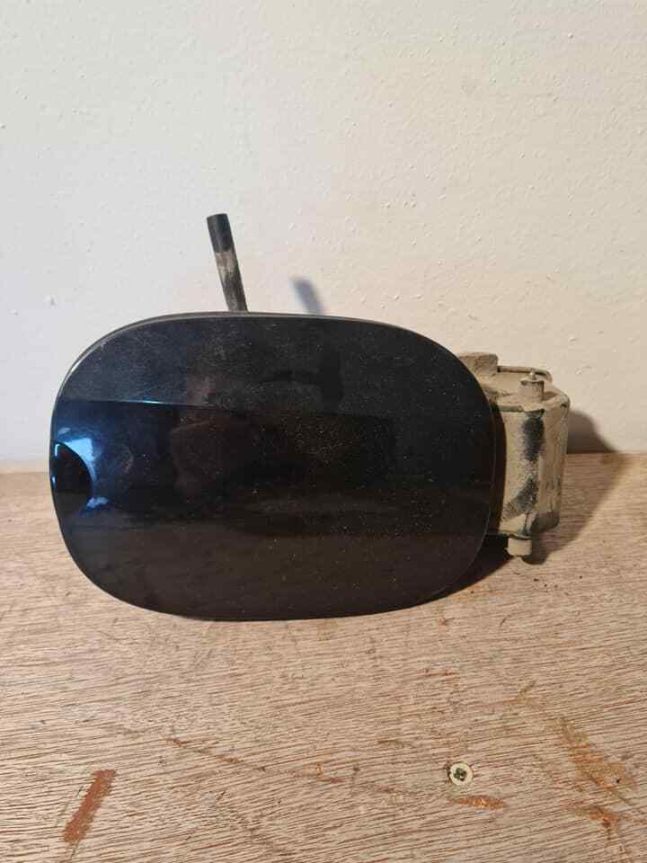 RENAULT MODUS 2004-2008 FUEL TANK DOOR FLAP WHOLE MECHANISM IN BLACK A01
