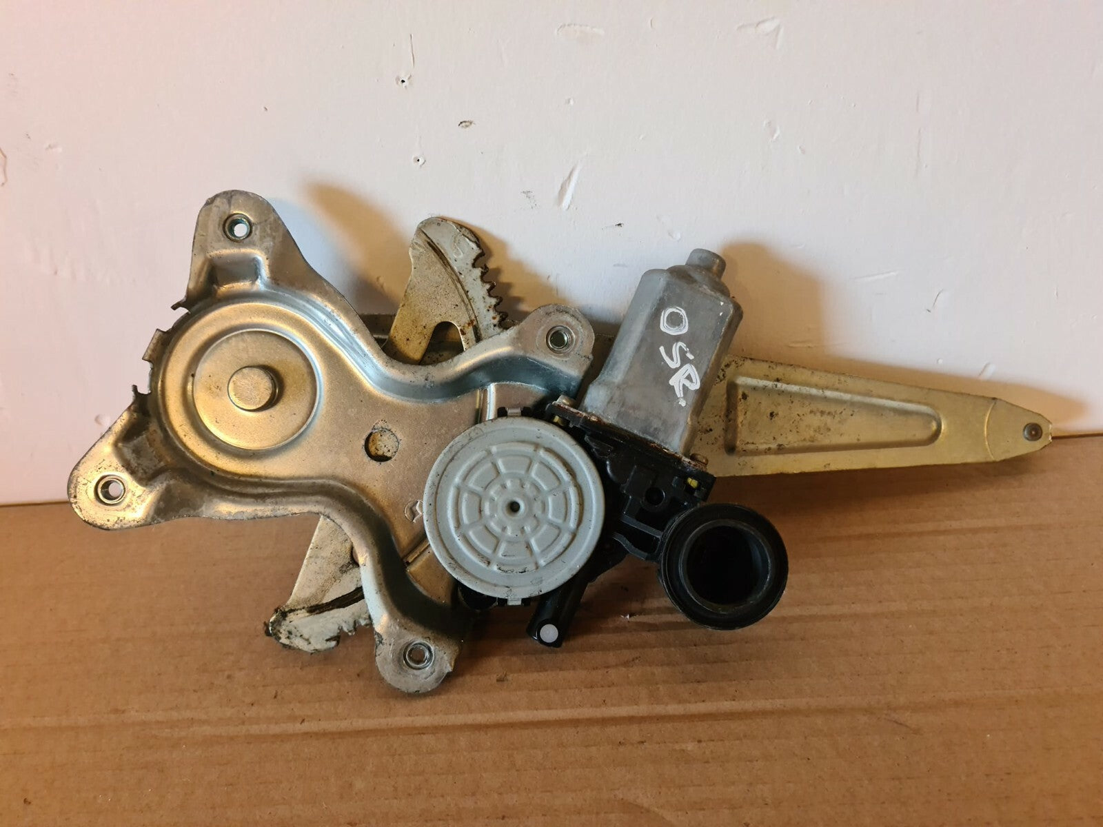 TOYOTA RAV 4 OSR REAR DRIVER WINDOW REGULATOR 2000-2004 035DR