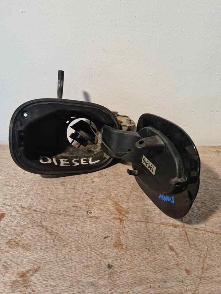 RENAULT MODUS 2004-2008 FUEL TANK DOOR FLAP WHOLE MECHANISM IN BLACK A01