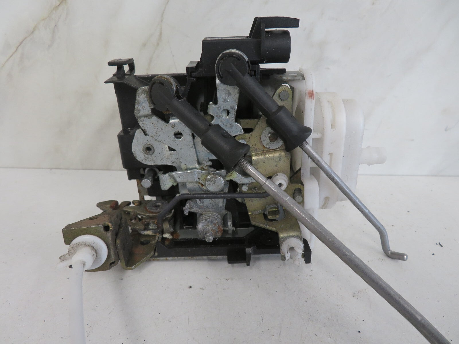 AUDI A8 D2 OSF DOOR LOCK CATCH 8D2837015F 1998-2002 1636-9