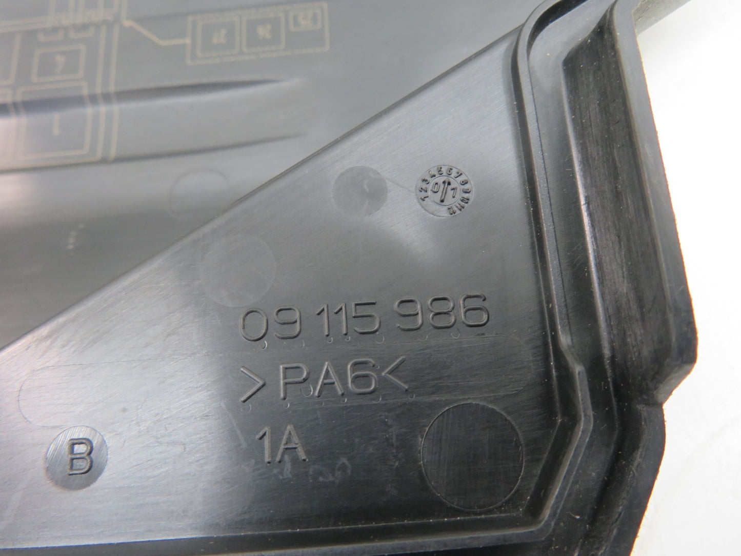 VAUXHALL CORSA ENGINE BAY FUSE BOX COVER TRIM 09115986 2000-2006 1530-3