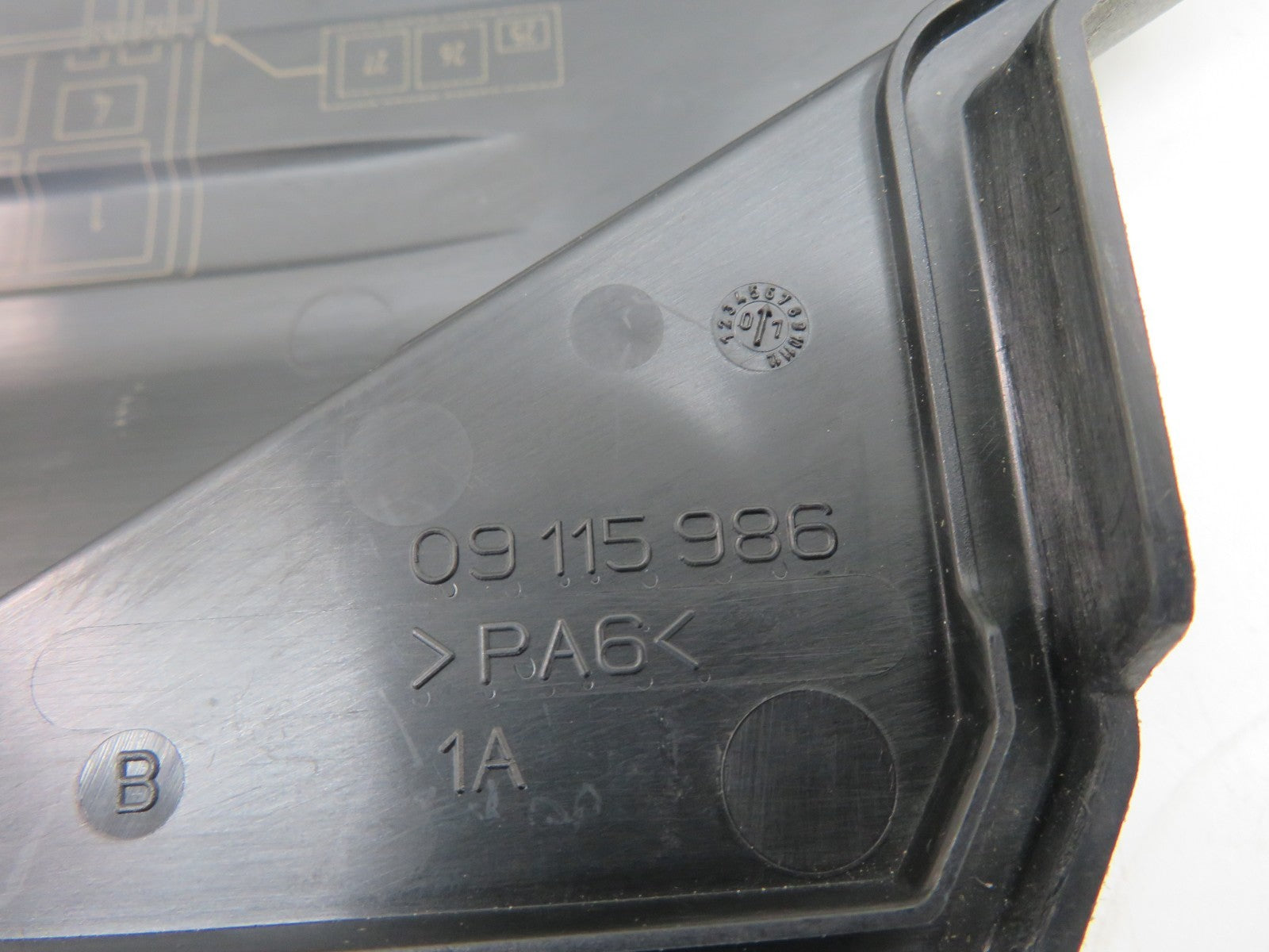 VAUXHALL CORSA ENGINE BAY FUSE BOX COVER TRIM 09115986 2000-2006 1530-3