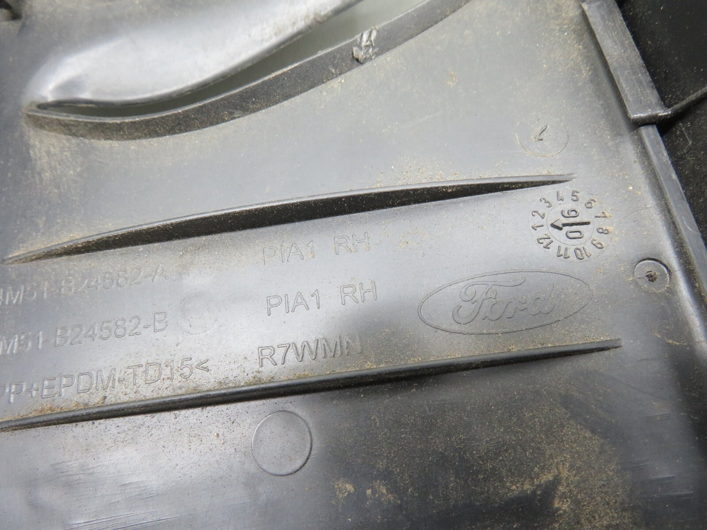 FORD FOCUS MK2 ST225 OS DRIVER B PILLAR TRIM 4M51-B24582-A 2006-2010 1654-2