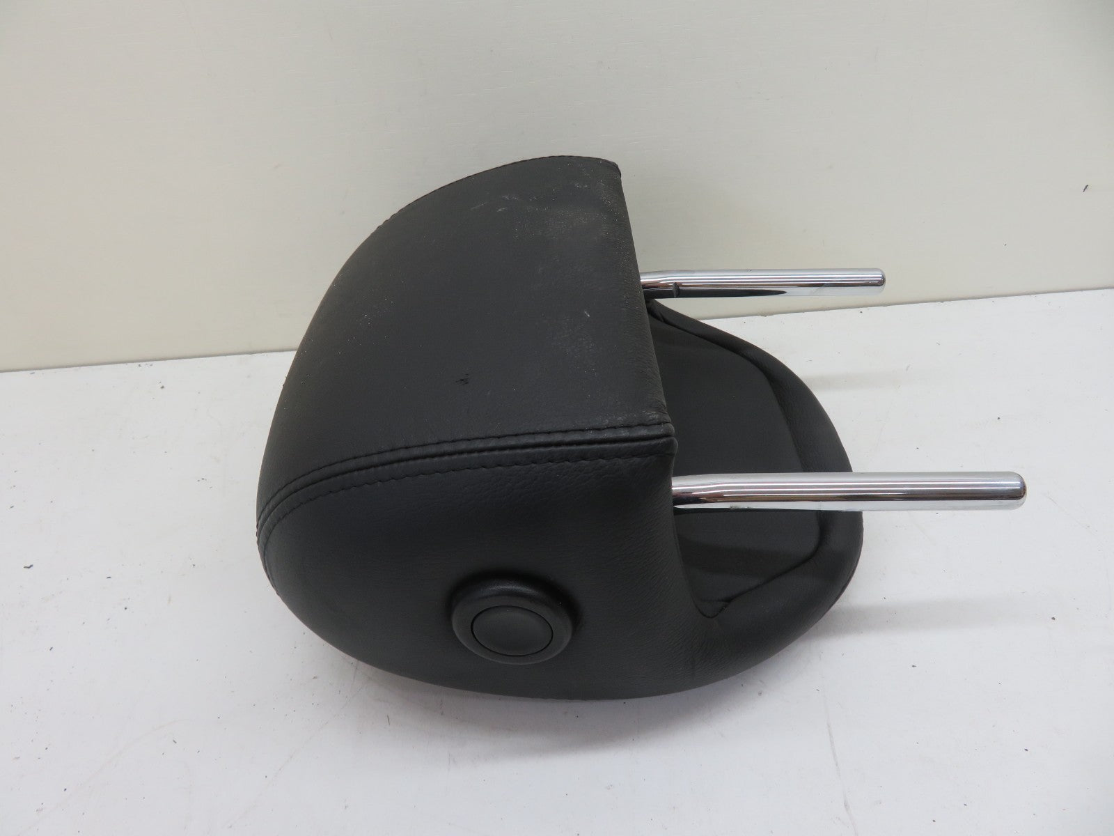 PORSCHE CAYENNE 955 REAR LEATHER HEAD REST LEFT OR RIGHT 2003-2006