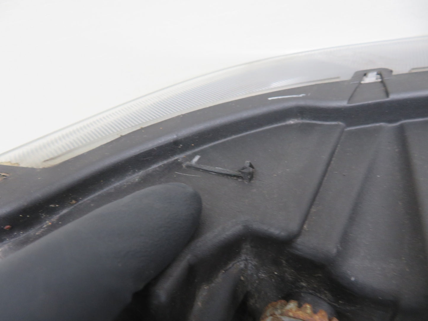 LAND ROVER FREELANDER 1 OS DRIVER HEADLIGHT (BOTTOM BRACKETS BROKEN) 2004-2006