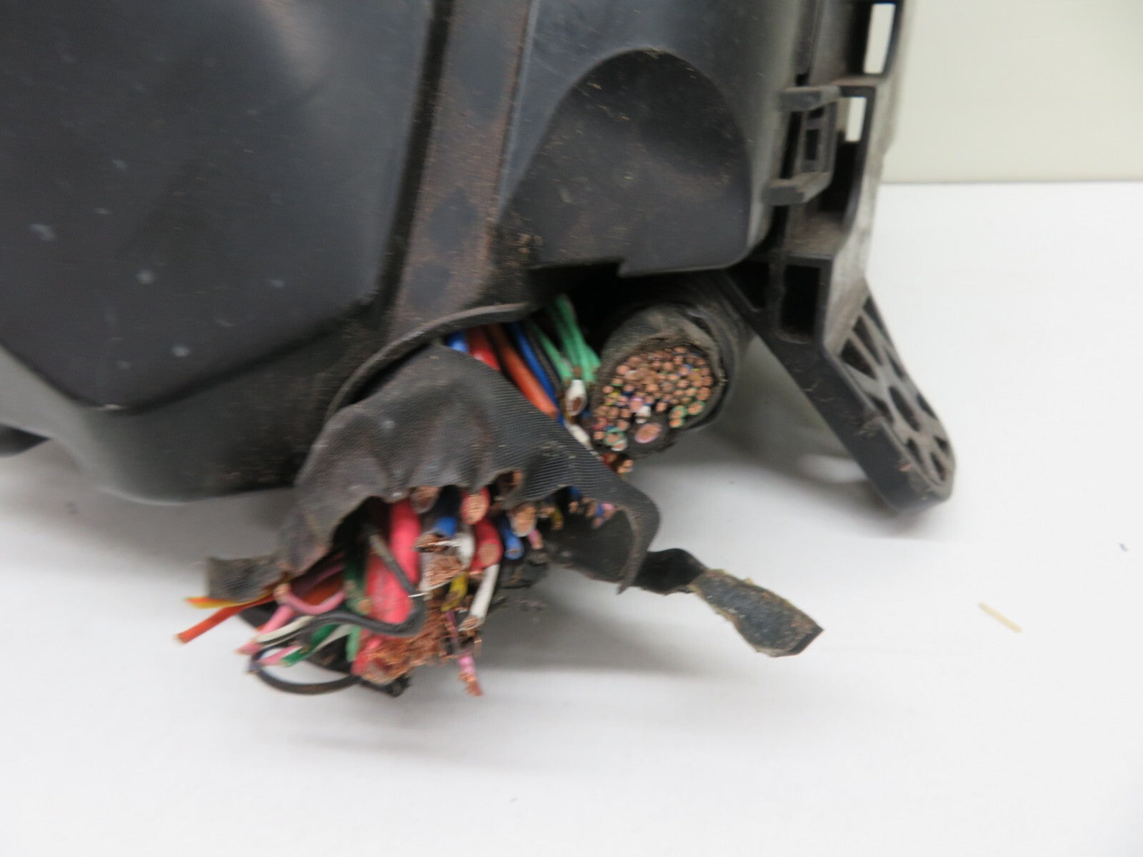 HYUNDAI I40 ENGINE BAY FUSE BOX 84603-3Z410 2011-2015 A581-9