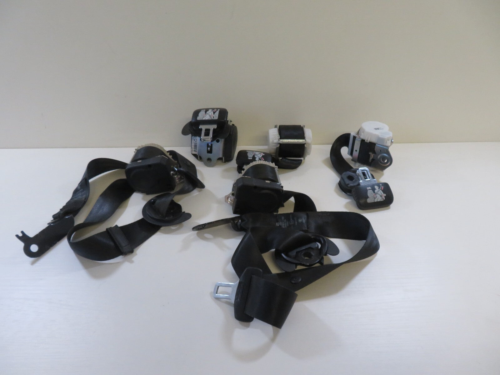 VOLKSWAGEN VW TOURAN REAR SEAT BELTS MIDDLE THIRD ROW CADDY 2K 2003-2009 1347-2