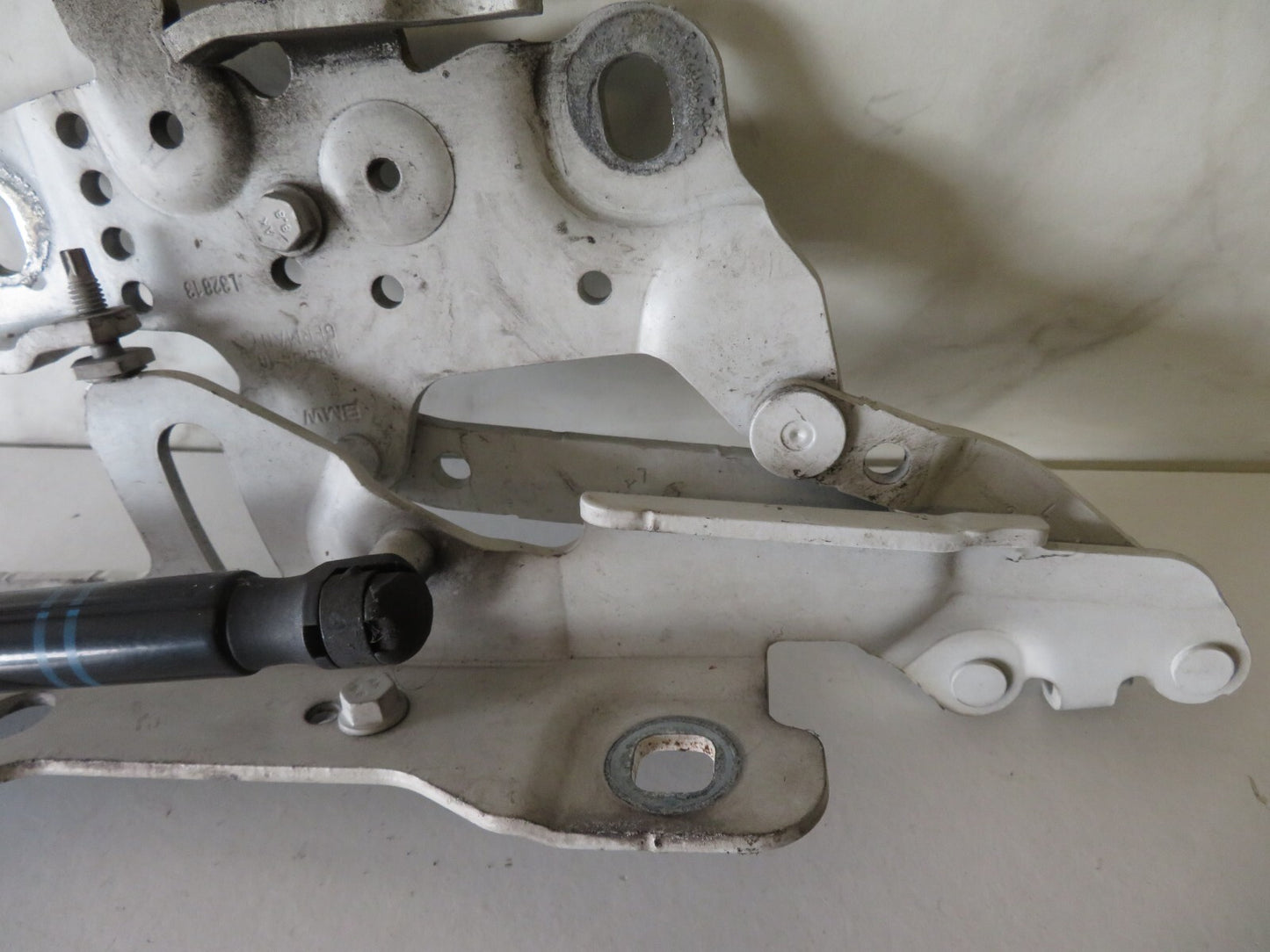 BMW 1 SERIES F20 BONNET HINGES IN WHITE 2012-2018 AMS1310