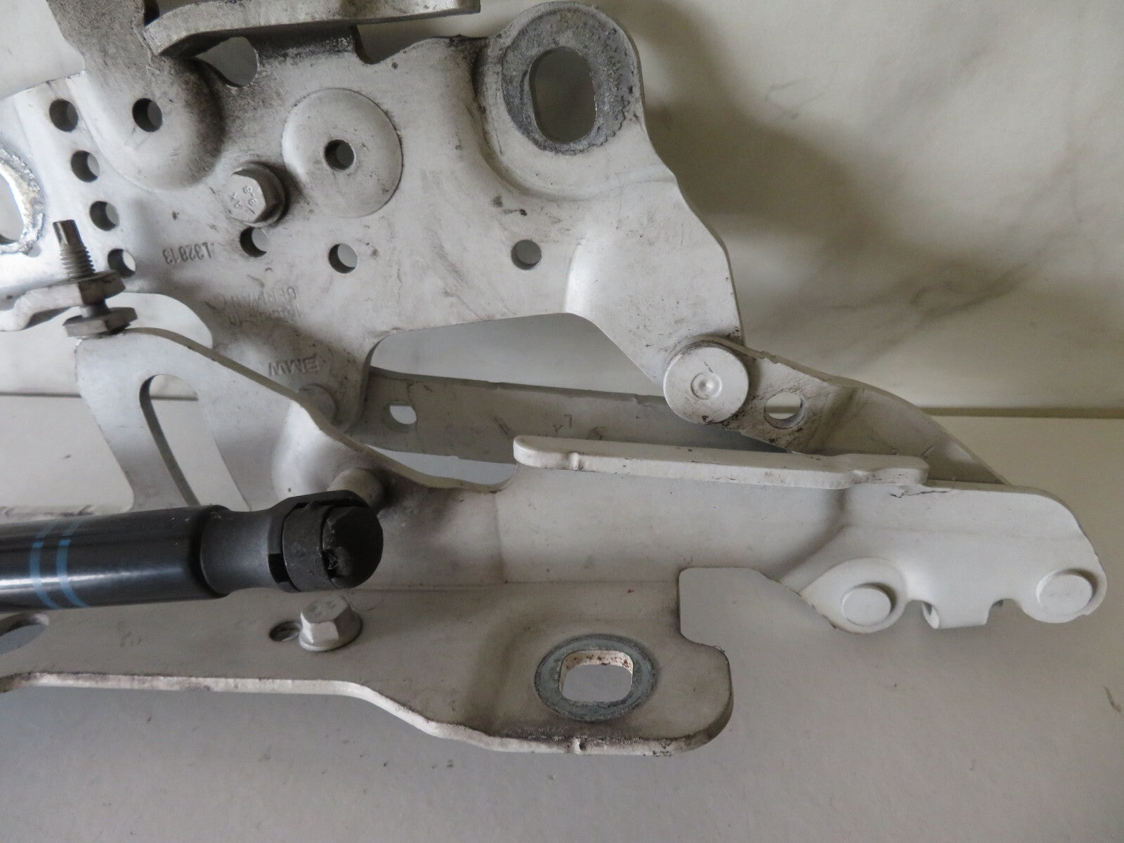 BMW 1 SERIES F20 BONNET HINGES IN WHITE 2012-2018 AMS1310