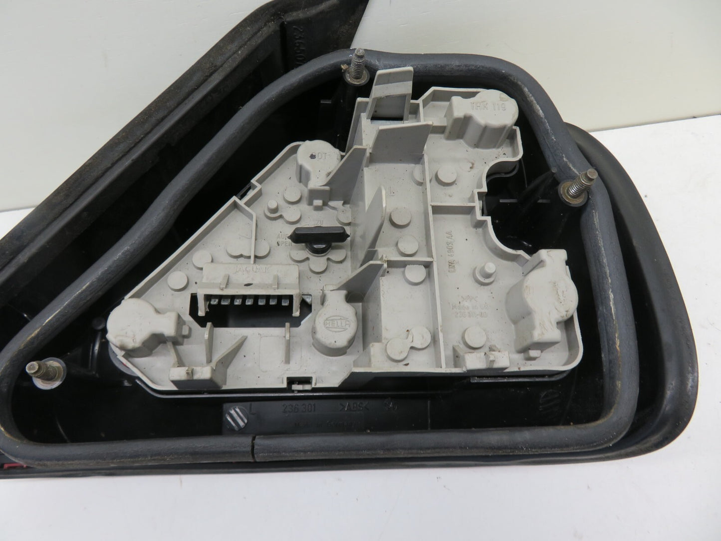 JAGUAR XJR NS PASSENGER REAR TAIL LIGHT (SEE PHOTOS) 1994-2001