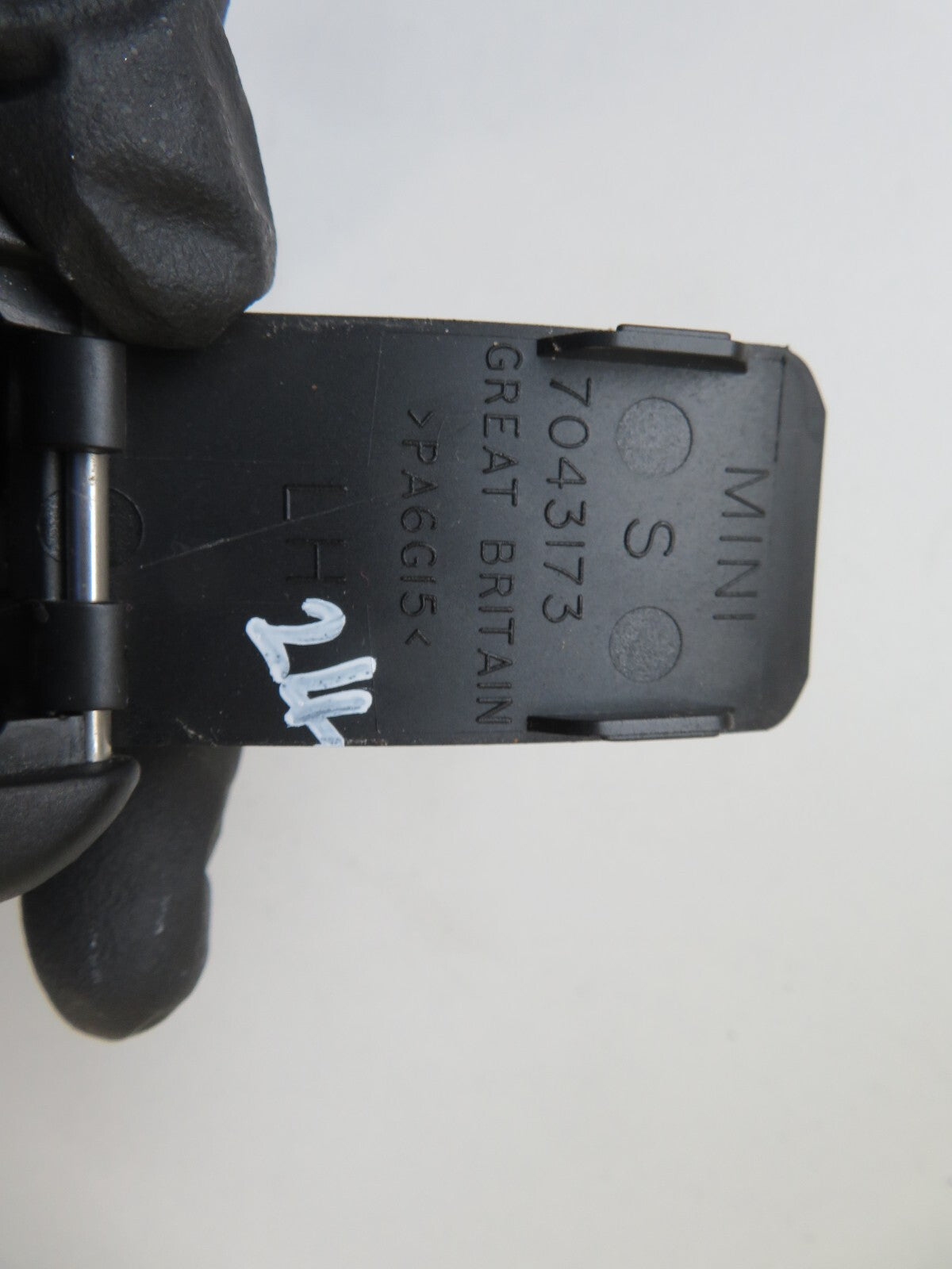 BMW MINI COOPER R50 R52 REAR SEAT ISOFIX COVER TRIM 7043173 2001-2006 1325-24