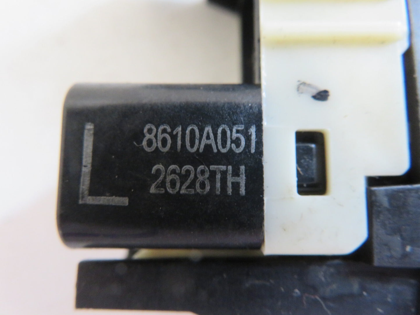 PEUGEOT 4007 NSR PASSENGER SIDE SEAT FOLD DOWN SWITCH 8610A051 2007-2012 1315-16