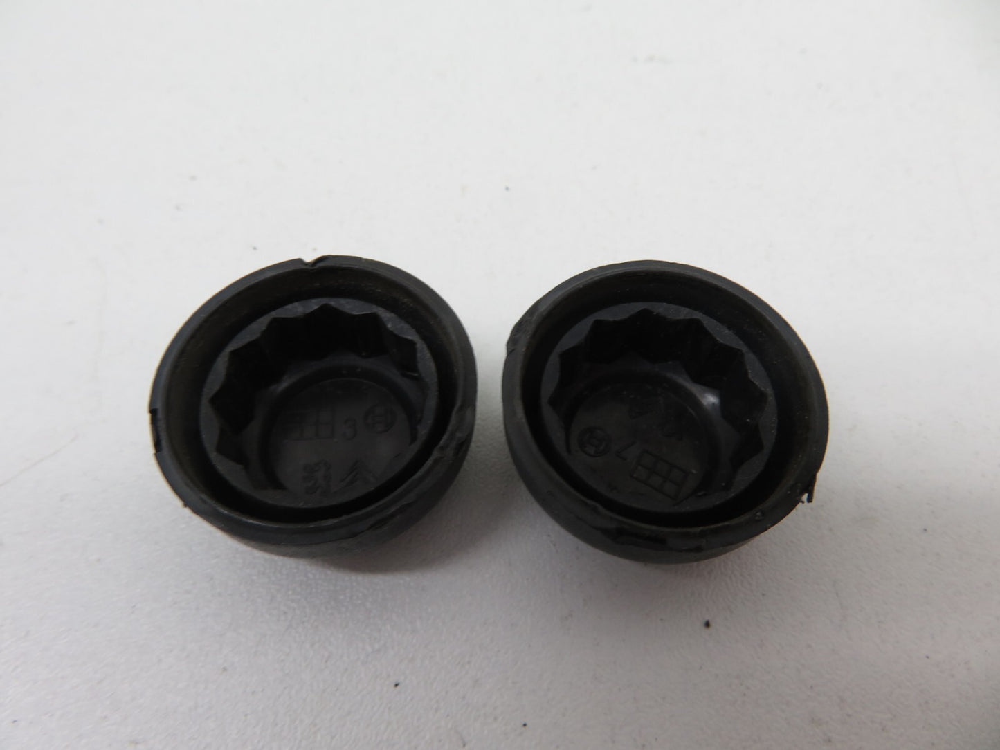 PEUGEOT 3008 FRONT WIPER ARM BOLTS COVERS 2008-2016 1338-6