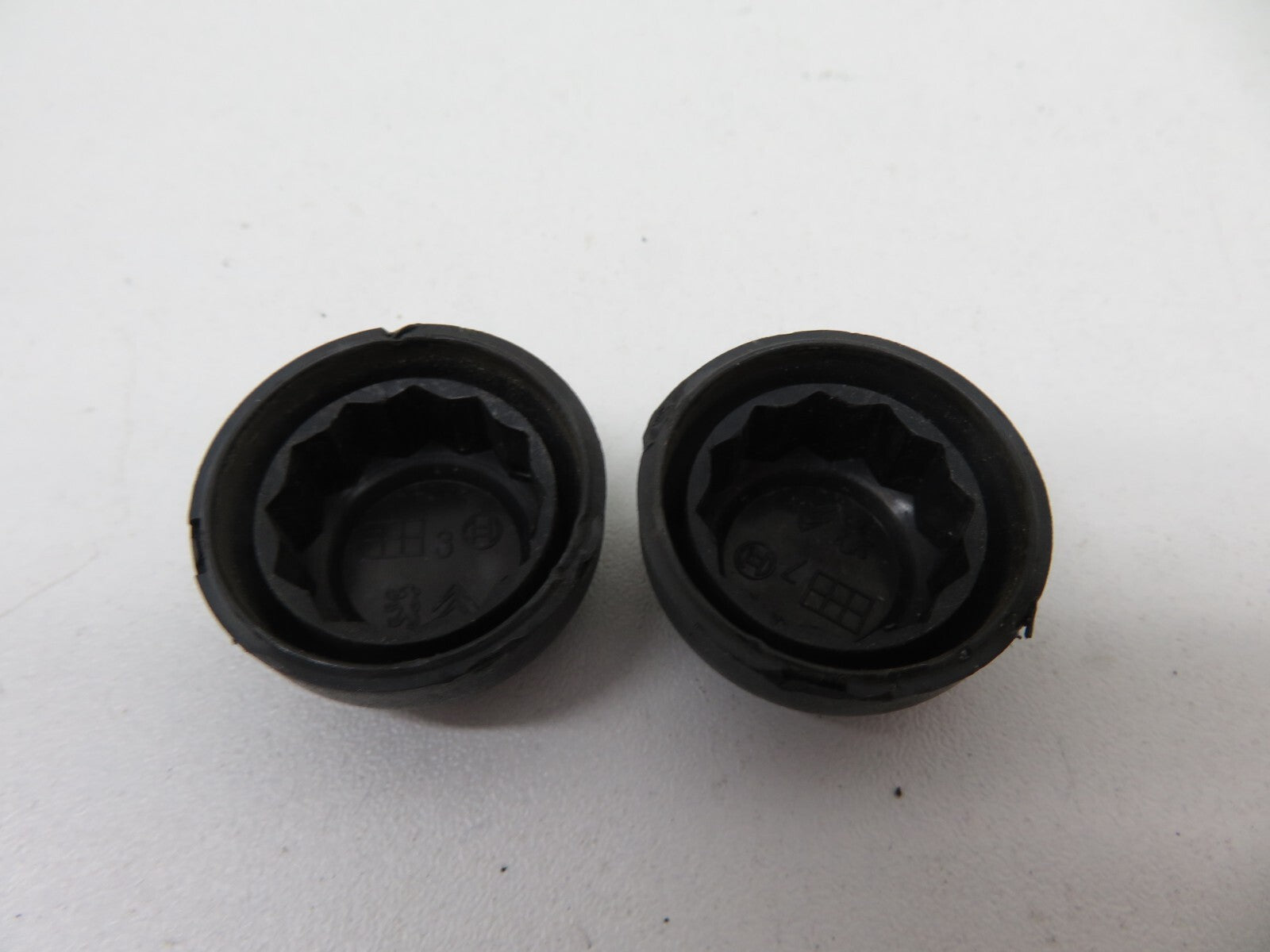 PEUGEOT 3008 FRONT WIPER ARM BOLTS COVERS 2008-2016 1338-6