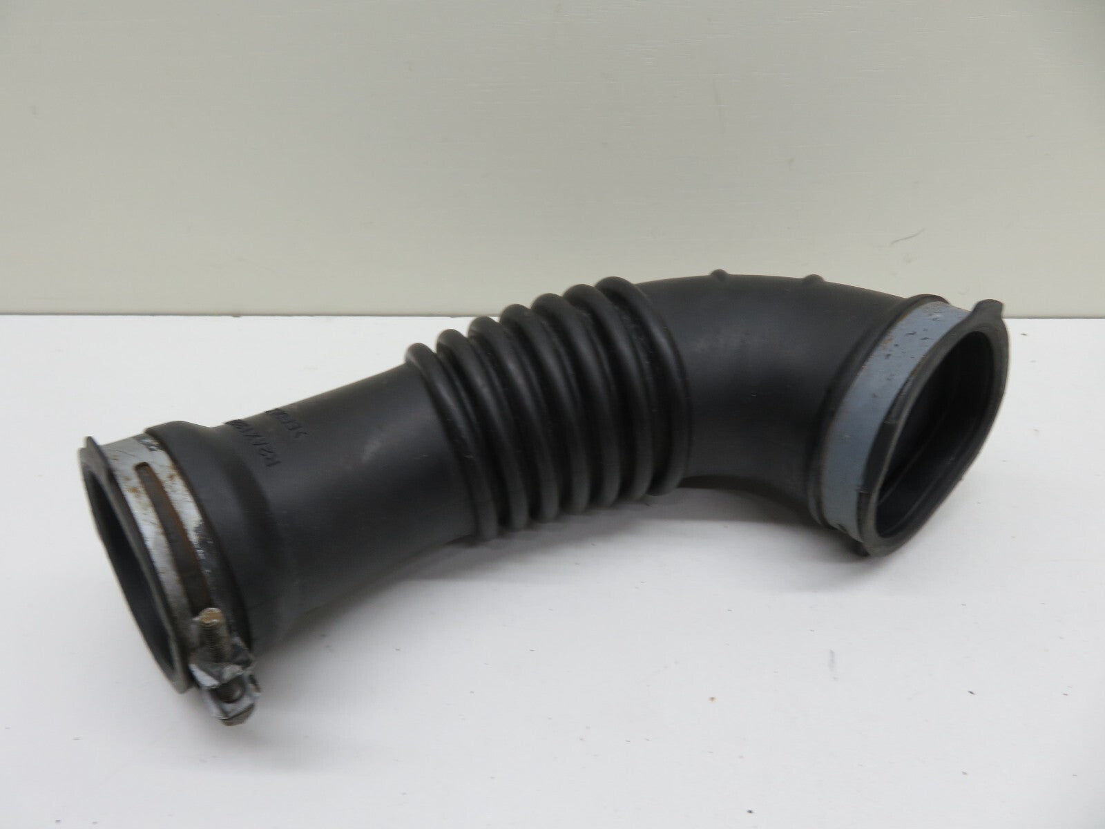 MAZDA CX7 AIR INTAKE PIPE R2AX13221 2008-2012 1414-14