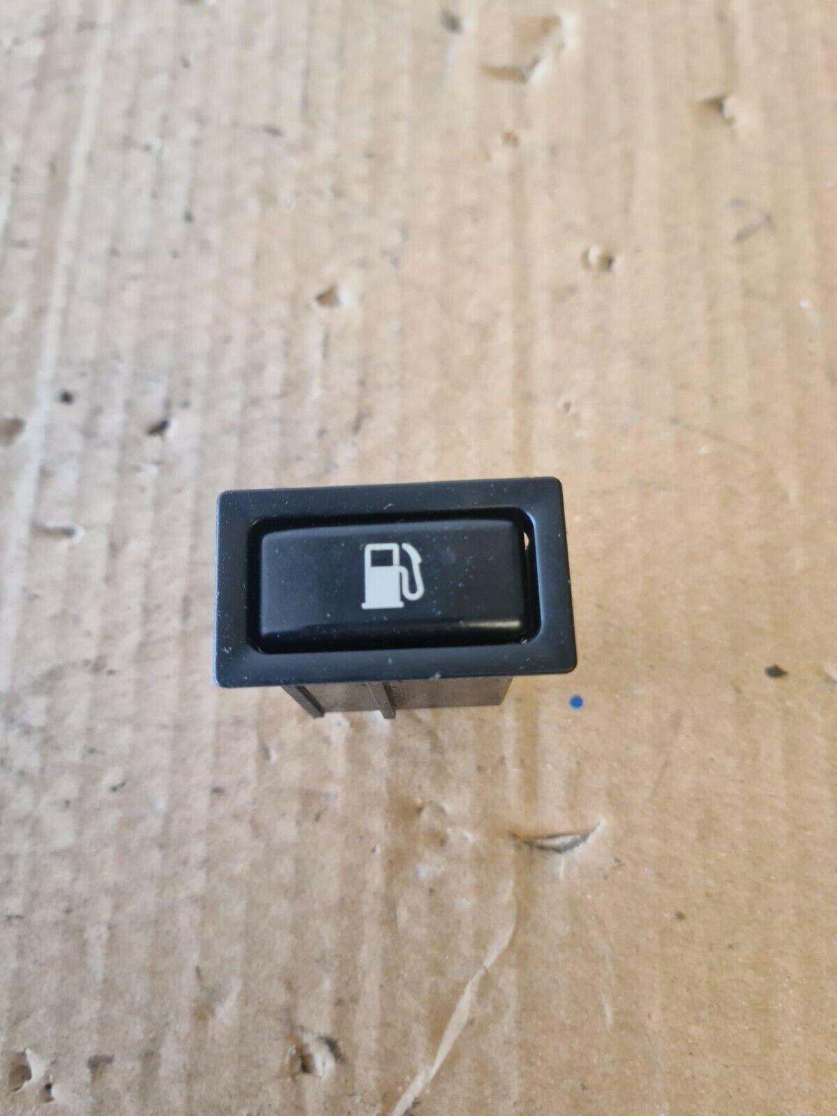 TOYOTA AVENSIS PETROL CAP SWITCH 2007-2009  WV09