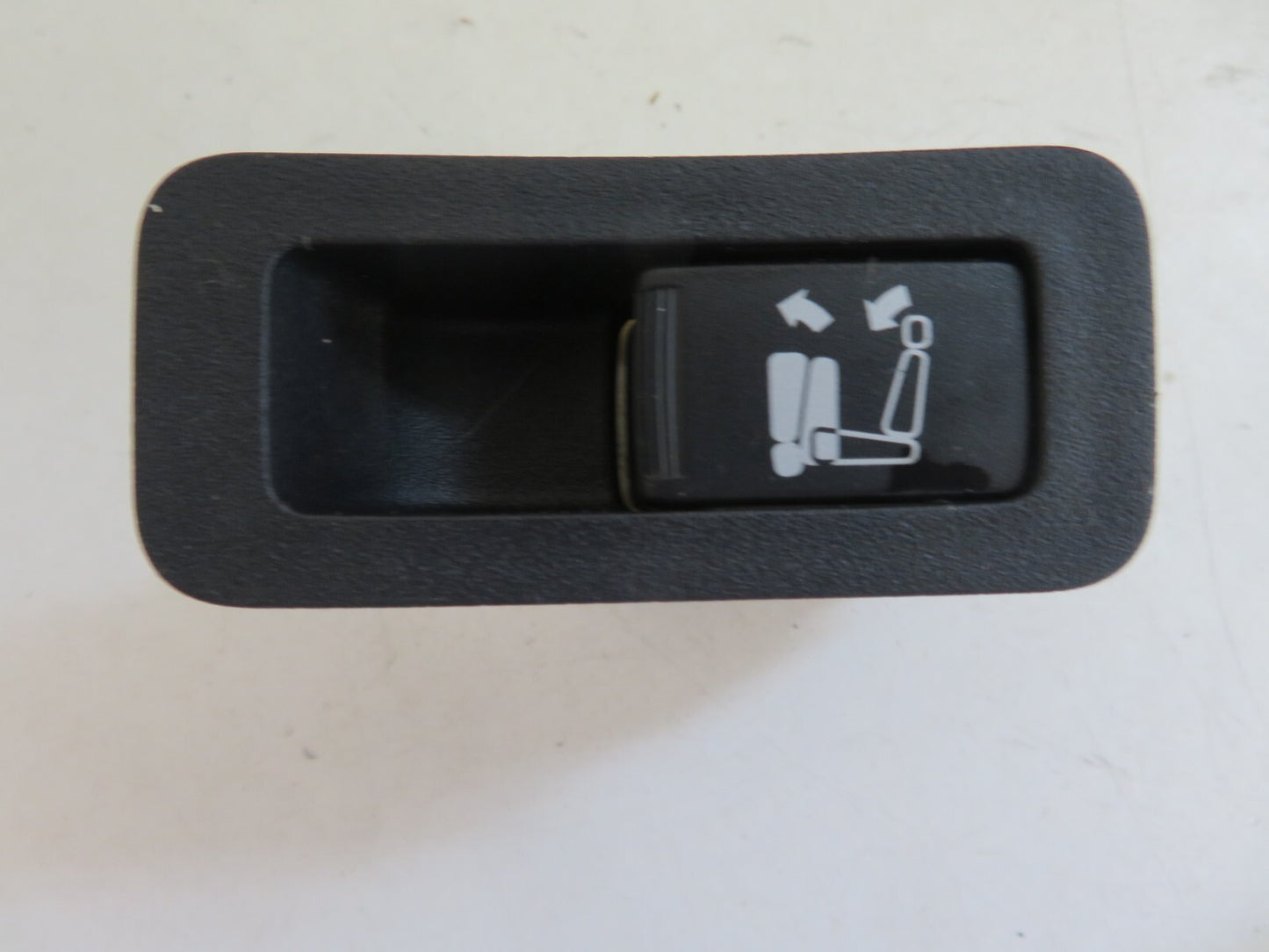 PEUGEOT 4007 OSR DRIVER SIDE SEAT FOLD DOWN SWITCH 8610A048 2007-2012 1315-17