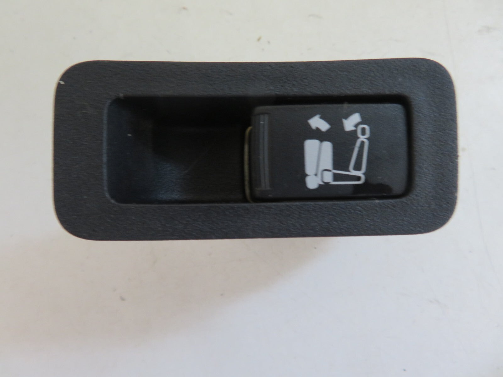 PEUGEOT 4007 OSR DRIVER SIDE SEAT FOLD DOWN SWITCH 8610A048 2007-2012 1315-17