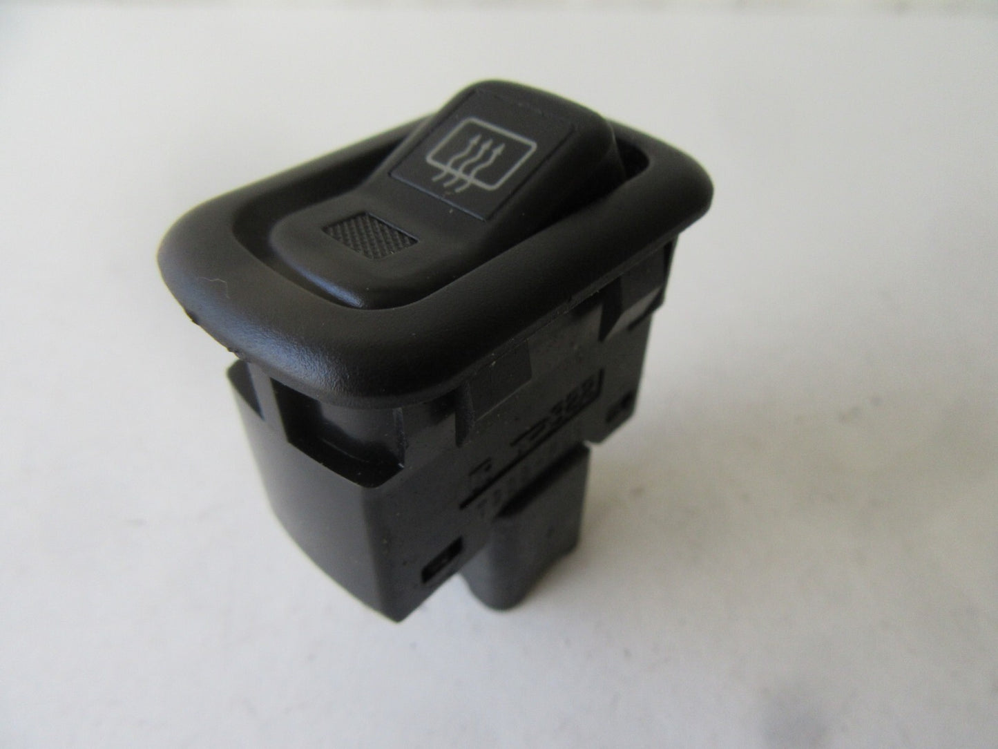 DAIHATSU YRV REAR WINDOW DEMIST SWITCH 2000-2005 HW03