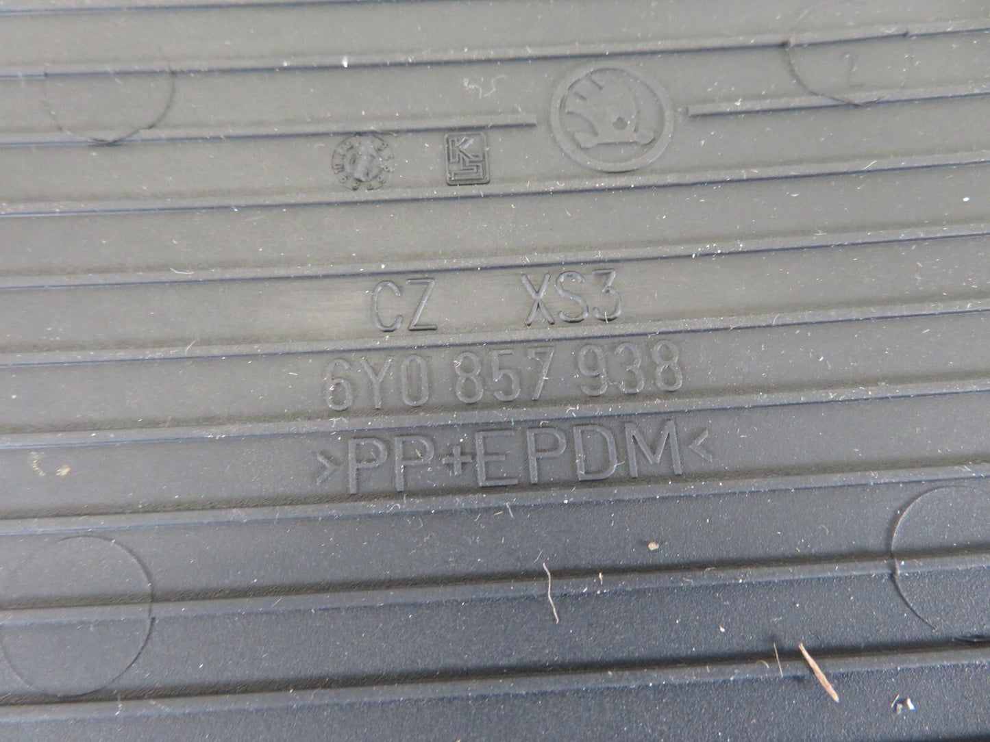 SKODA FABIA MK1 STORAGE DIN RUBBER INSERT 6Y0857938 2001-2005 A1844-7