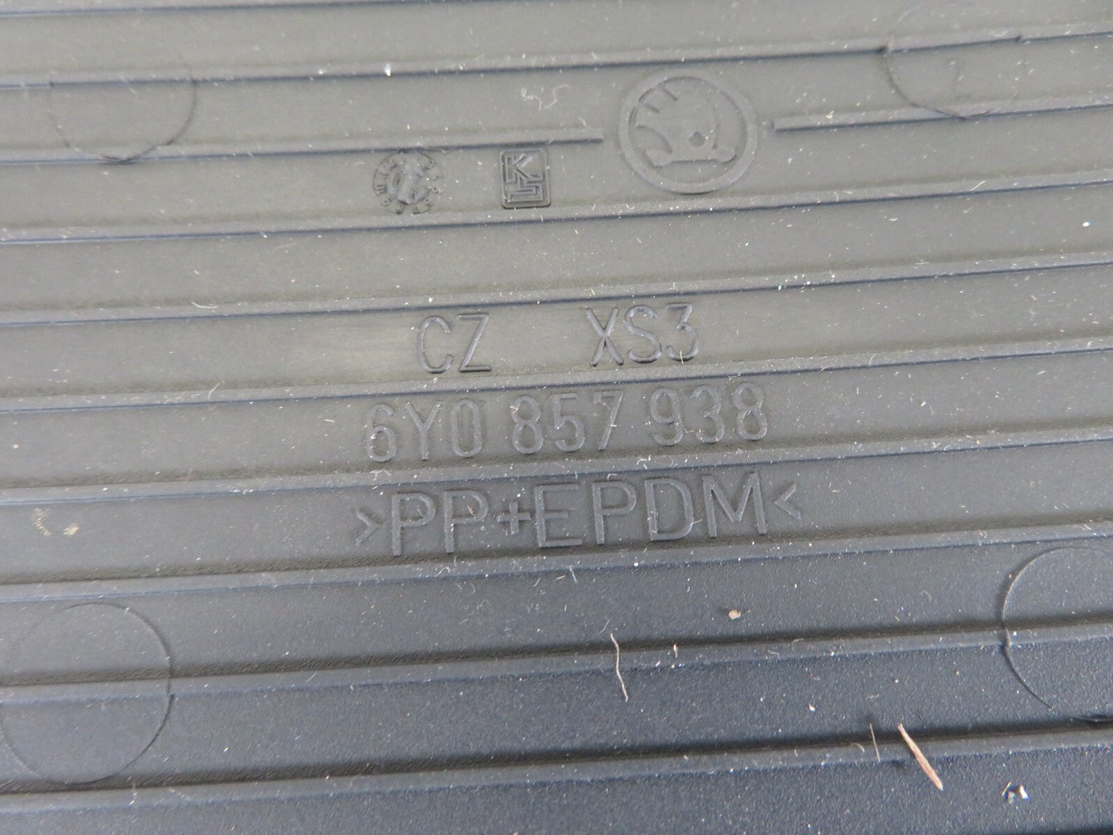 SKODA FABIA MK1 STORAGE DIN RUBBER INSERT 6Y0857938 2001-2005 A1844-7