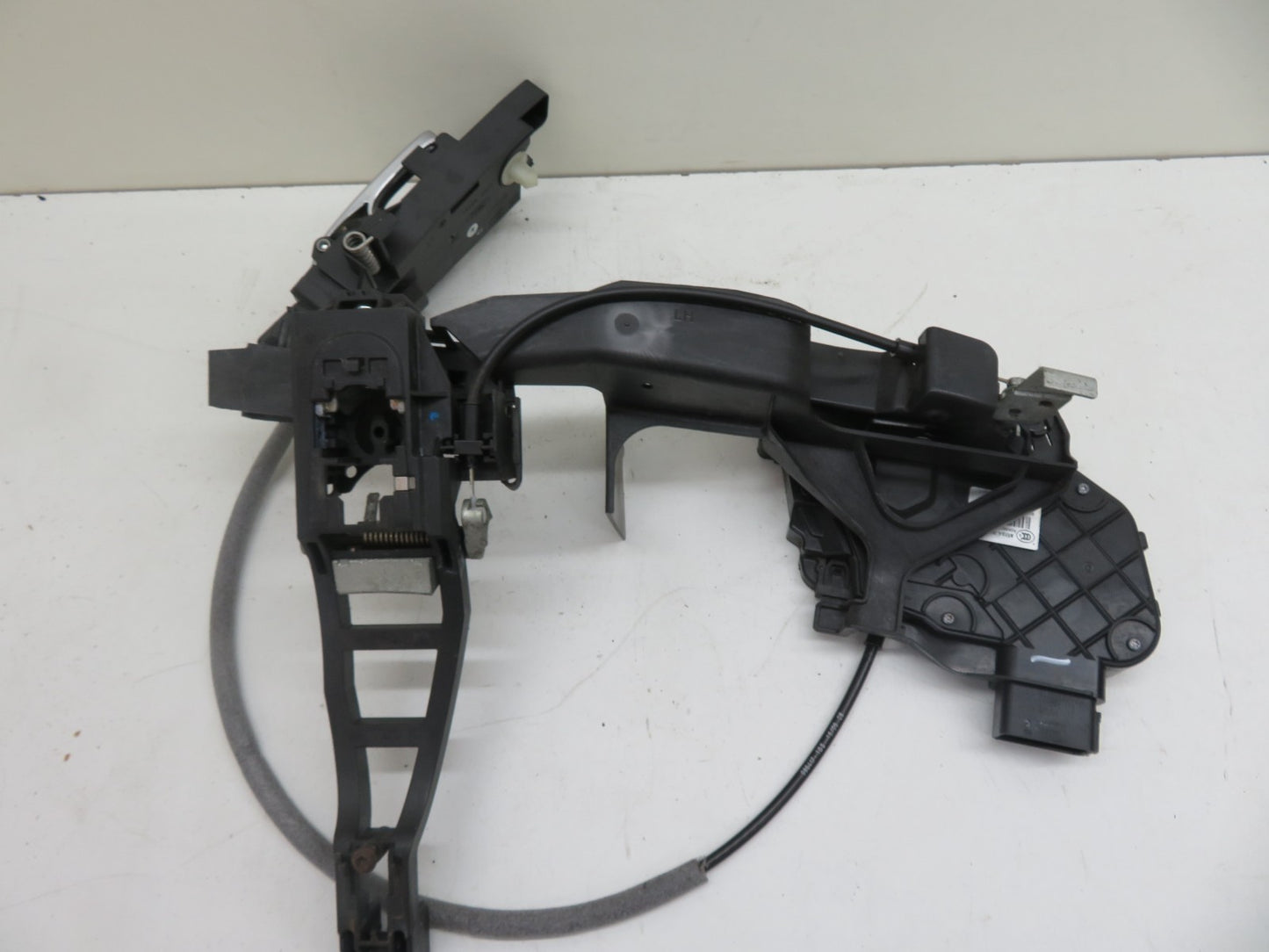 FORD S MAX NSF PASSENGER DOOR LOCK CATCH 8M2A-R21813-CA 2006-2014 1302-1