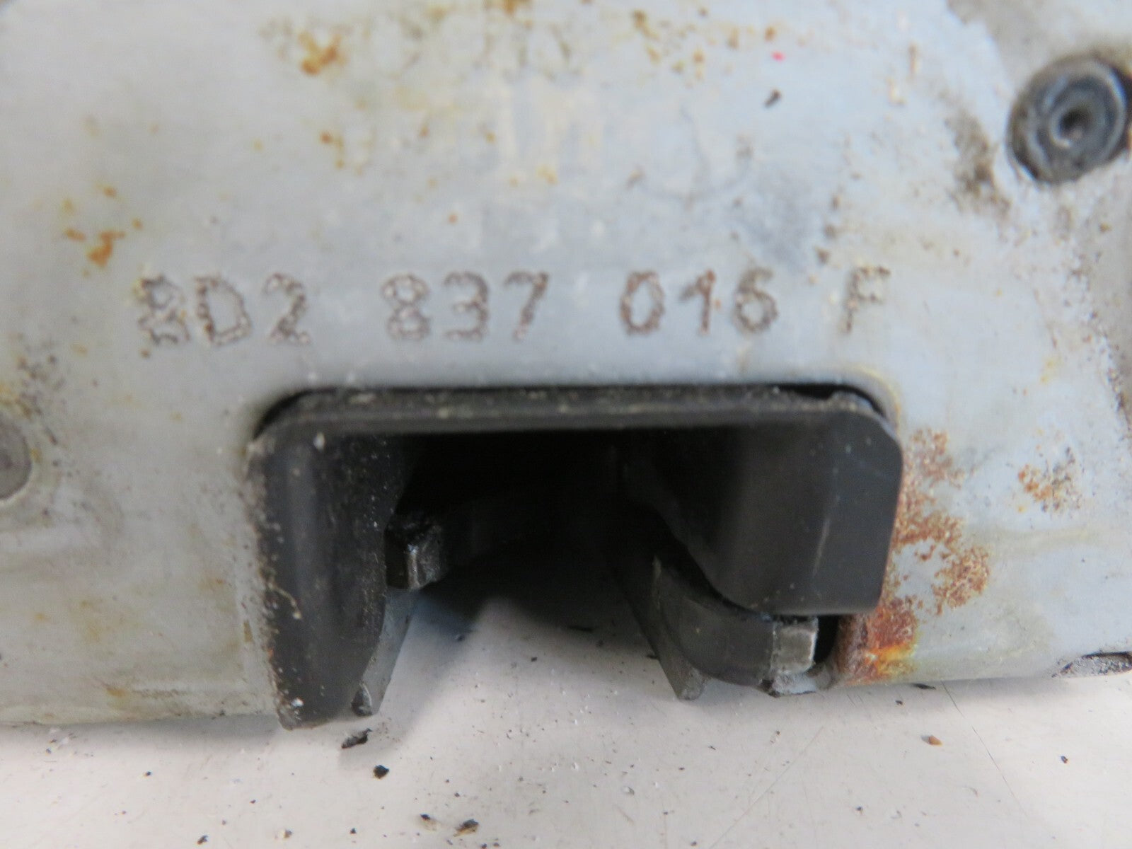 AUDI A8 D2 OSF DOOR LOCK CATCH 8D2837015F 1998-2002 1636-9